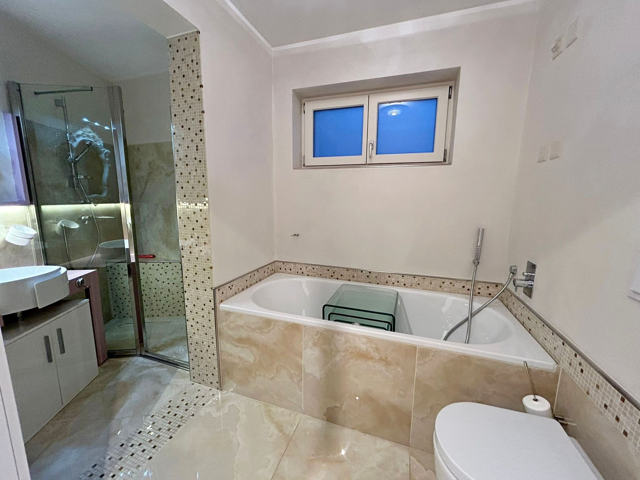 Hauptbadezimmer mit Badewanne und Dusche Hauptbadezimmer mit Badewanne und Dusche