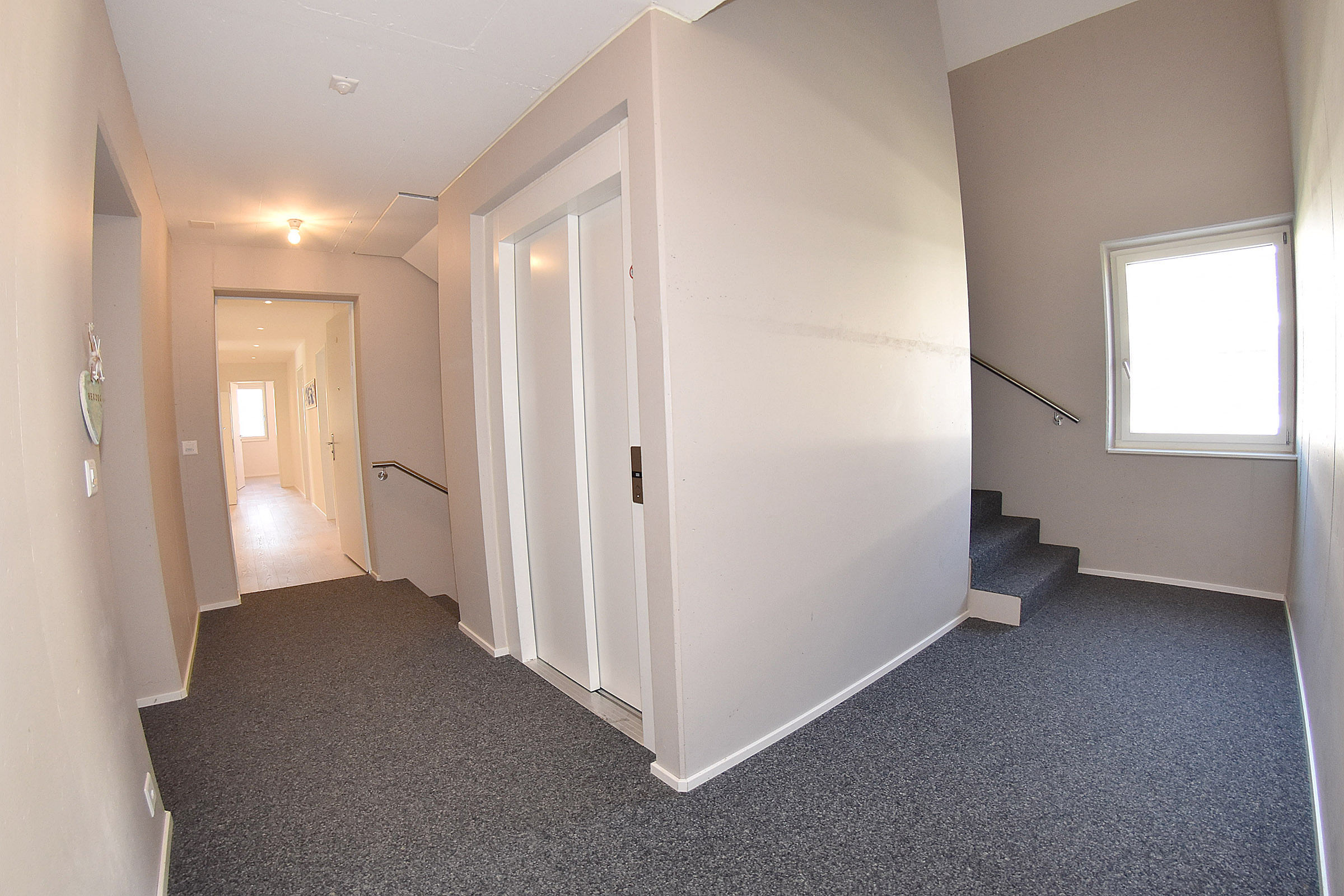Treppenhaus mit Lift