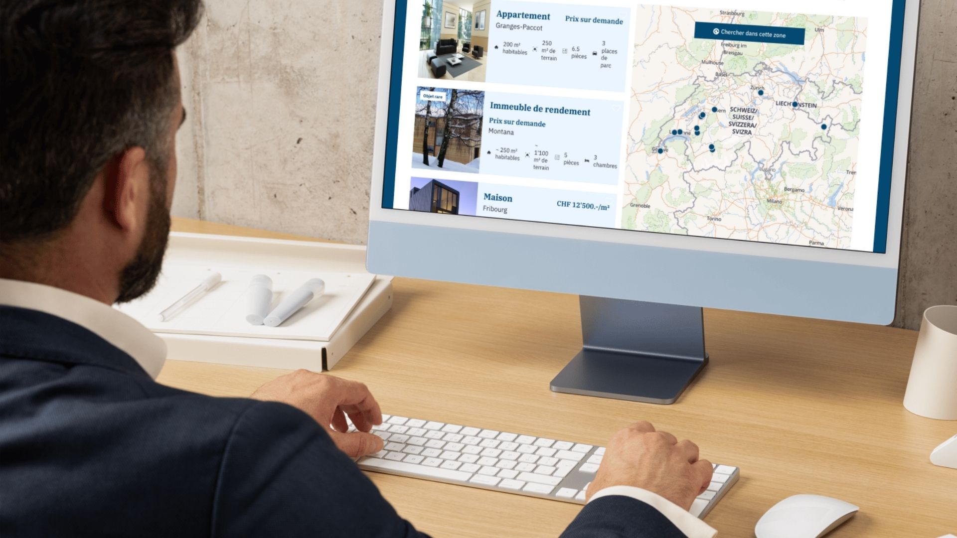 Immobilienprofi durchsucht Immobilieninserate und eine Objektkarte auf einer mit Immomig® verbundenen Immobilien-Website.