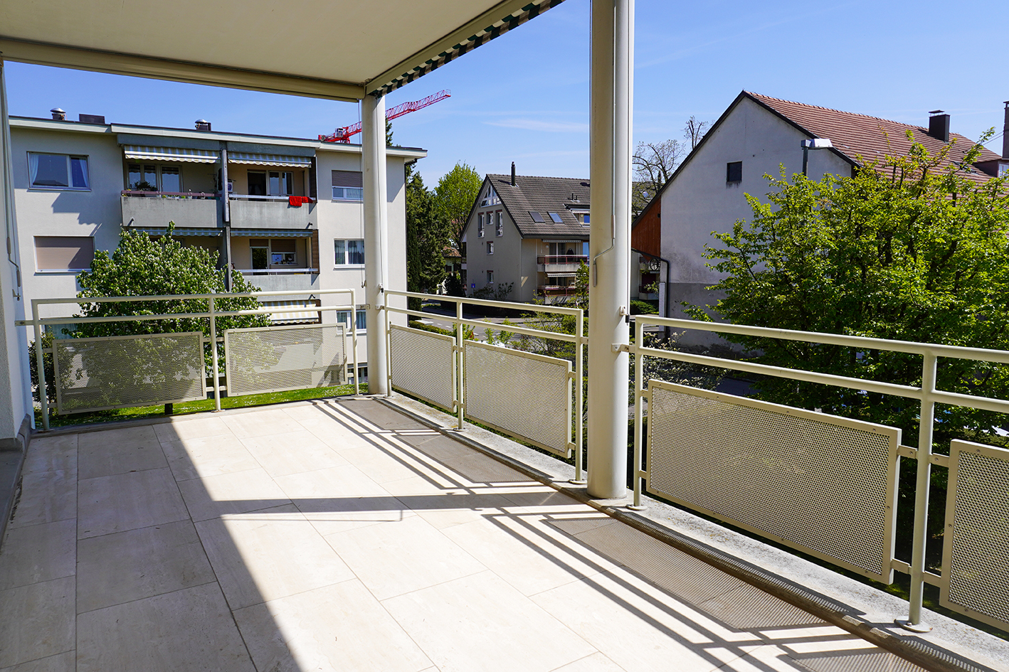 grosser, gedeckter Balkon grosser, gedeckter Balkon