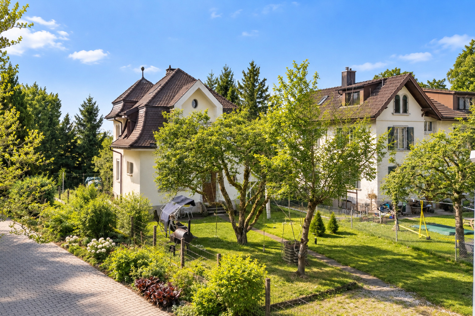 Historischer Charme verleiht dem Haus eine unverwechselbare Ausstrahlung, während der grosszügige Garten viel Raum für die Verwirklichung Ihres persönlichen Gartenparadieses bietet. Historischer Charme verleiht dem Haus eine unverwechselbare Ausstrahlung, während der grosszügige Garten viel Raum für die Verwirklichung Ihres persönlichen Gartenparadieses bietet.