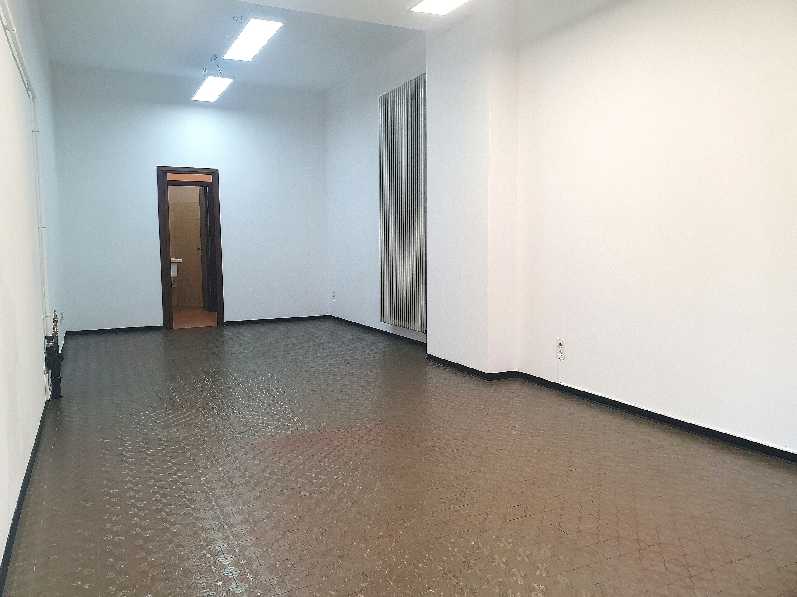 una stanza vuota in un edificio con pavimenti piastrellati una stanza vuota in un edificio con pavimenti piastrellati