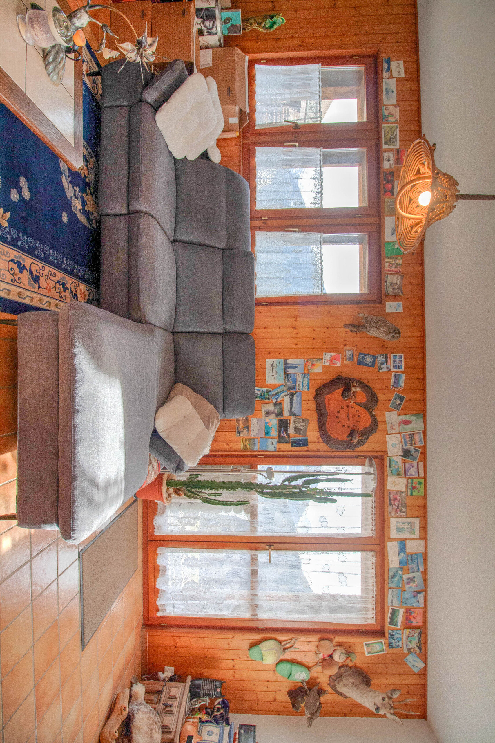 un salon avec un grand canapé et des murs lambrissés