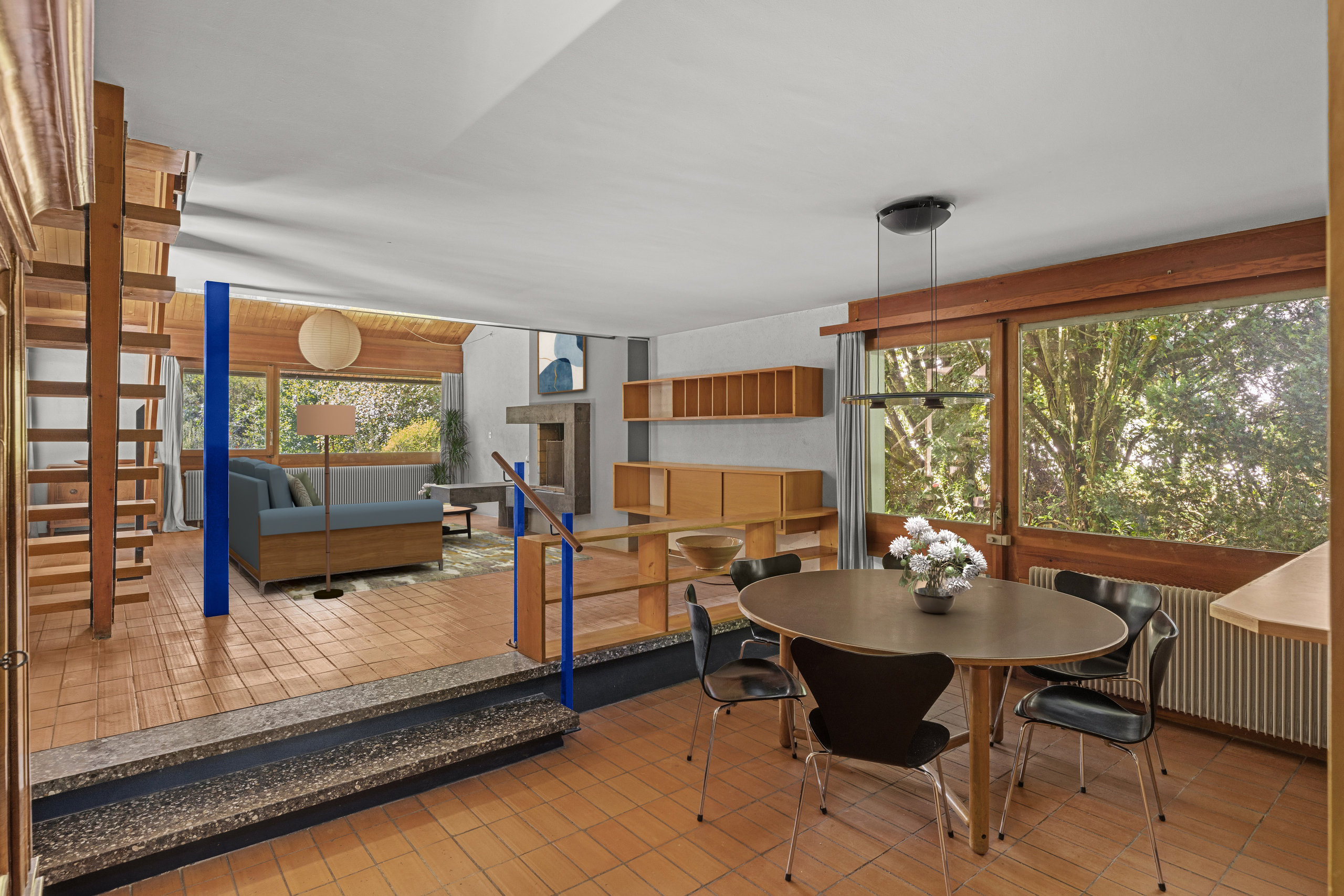 Salle à manger attenante à la cuisine et au salon