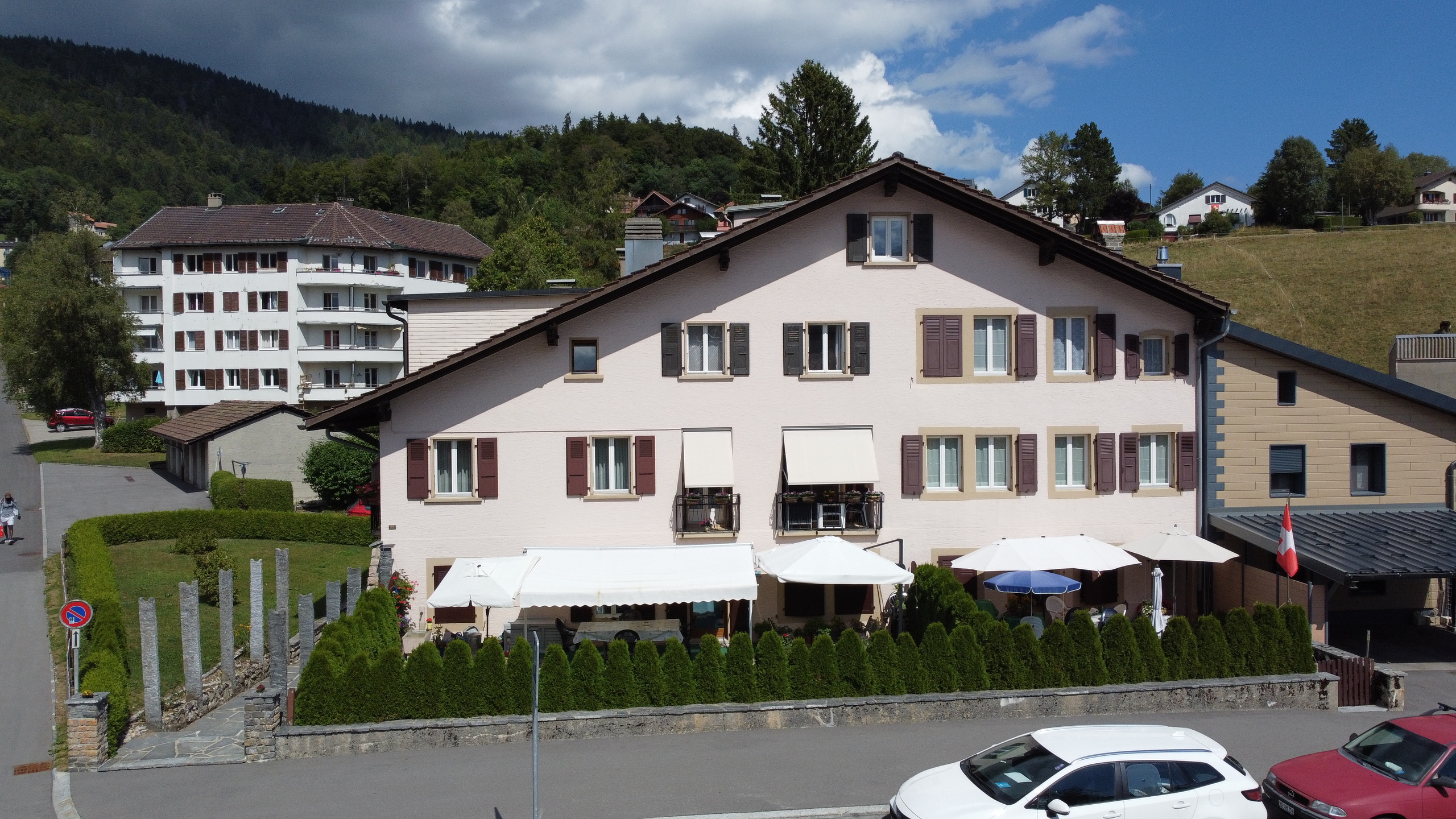 Immeuble, côté route