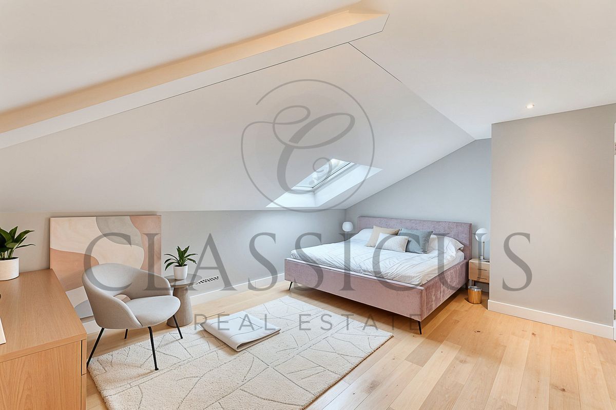 Chambre mansardée avec lumière naturelle et décoration moderne.