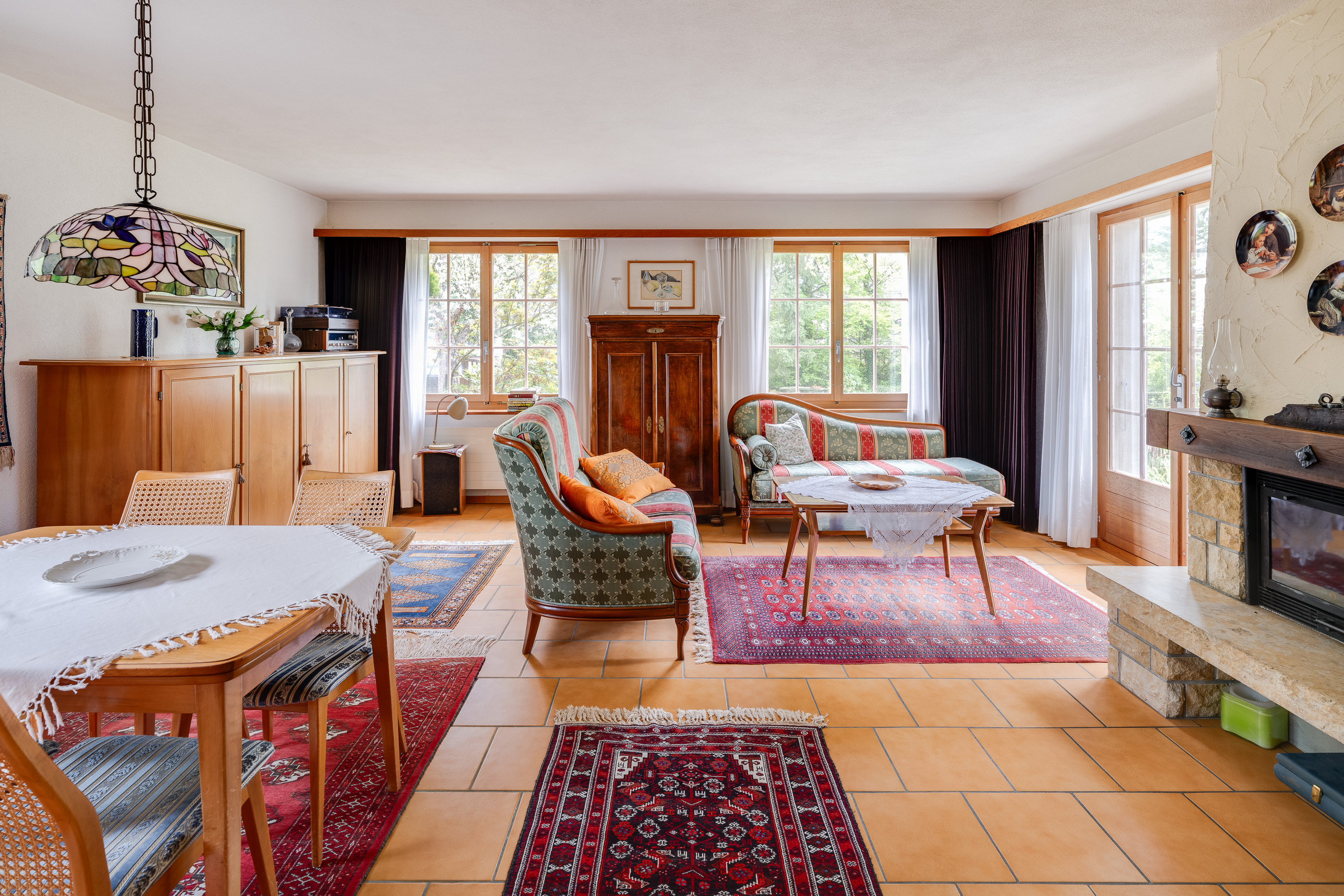 WOHNBEREICH MIT SICHT AUF DAS CHEMINÉE