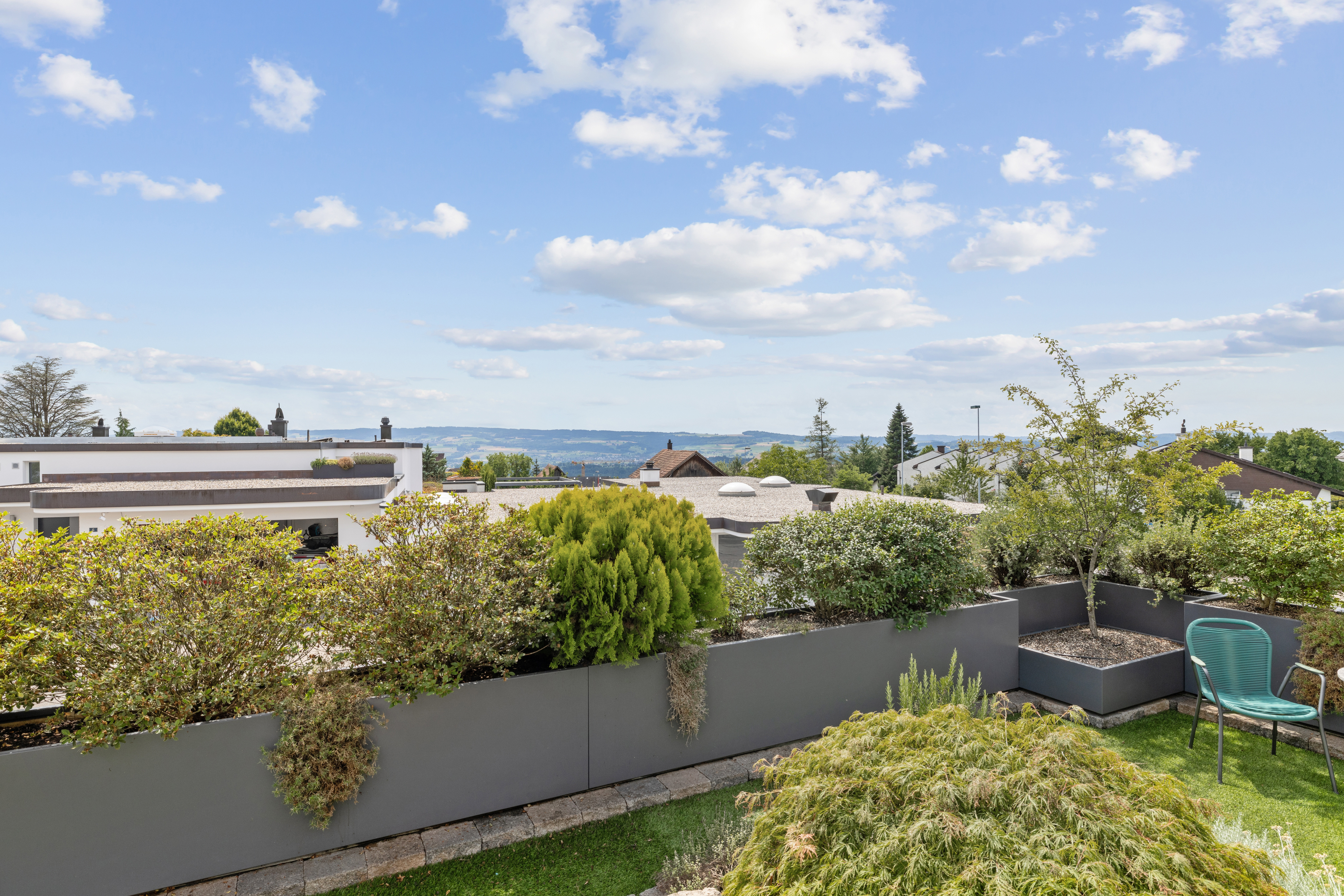Der Wecker klingelt. Mit dampfendem Kaffee in der Hand, einem unverbaubaren Blick in die Weite und gewärmt von der Morgensonne den Tag beginnen. – so beginnt der Tag.