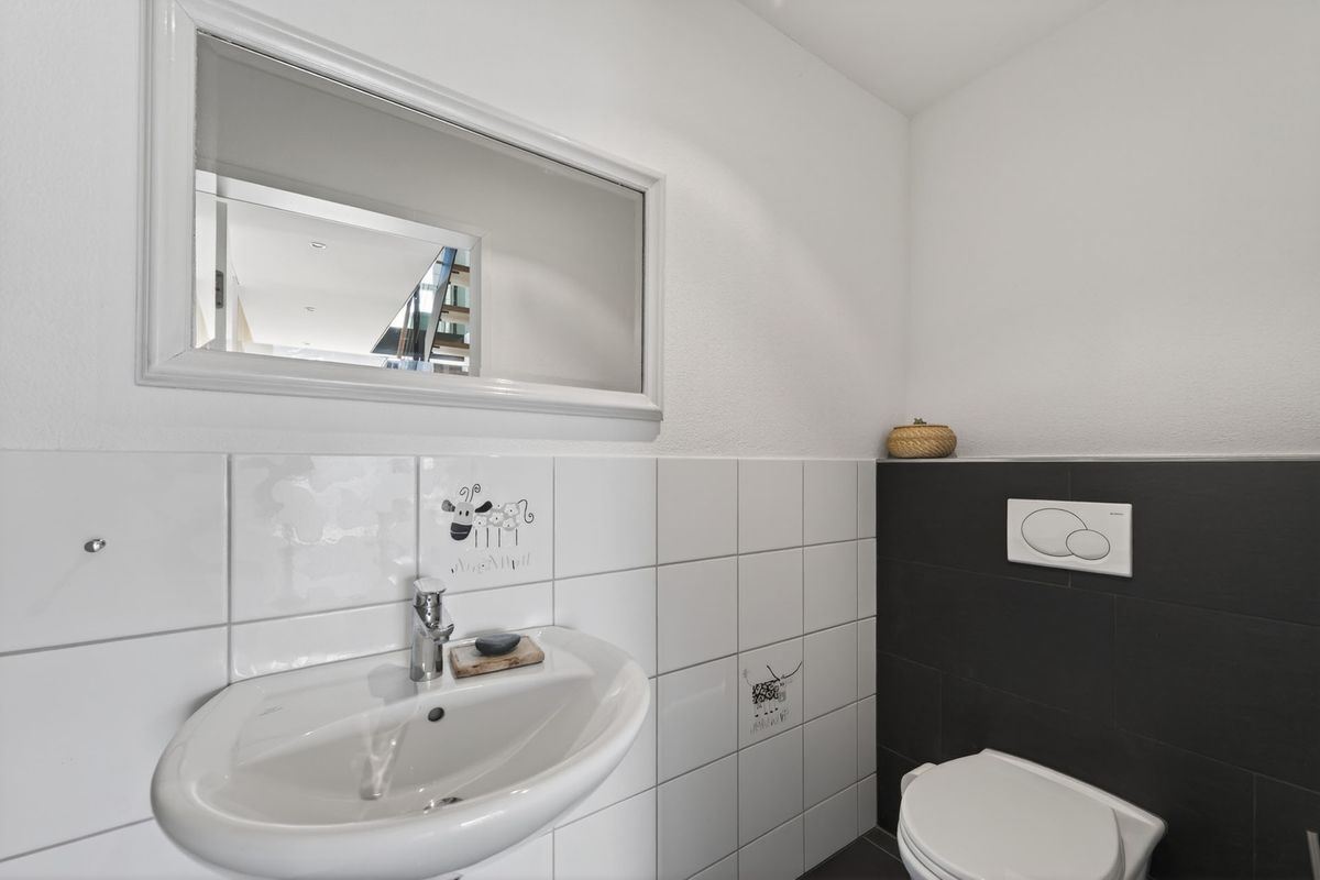 Kompaktes Gäste-WC mit Spiegel und Waschbecken