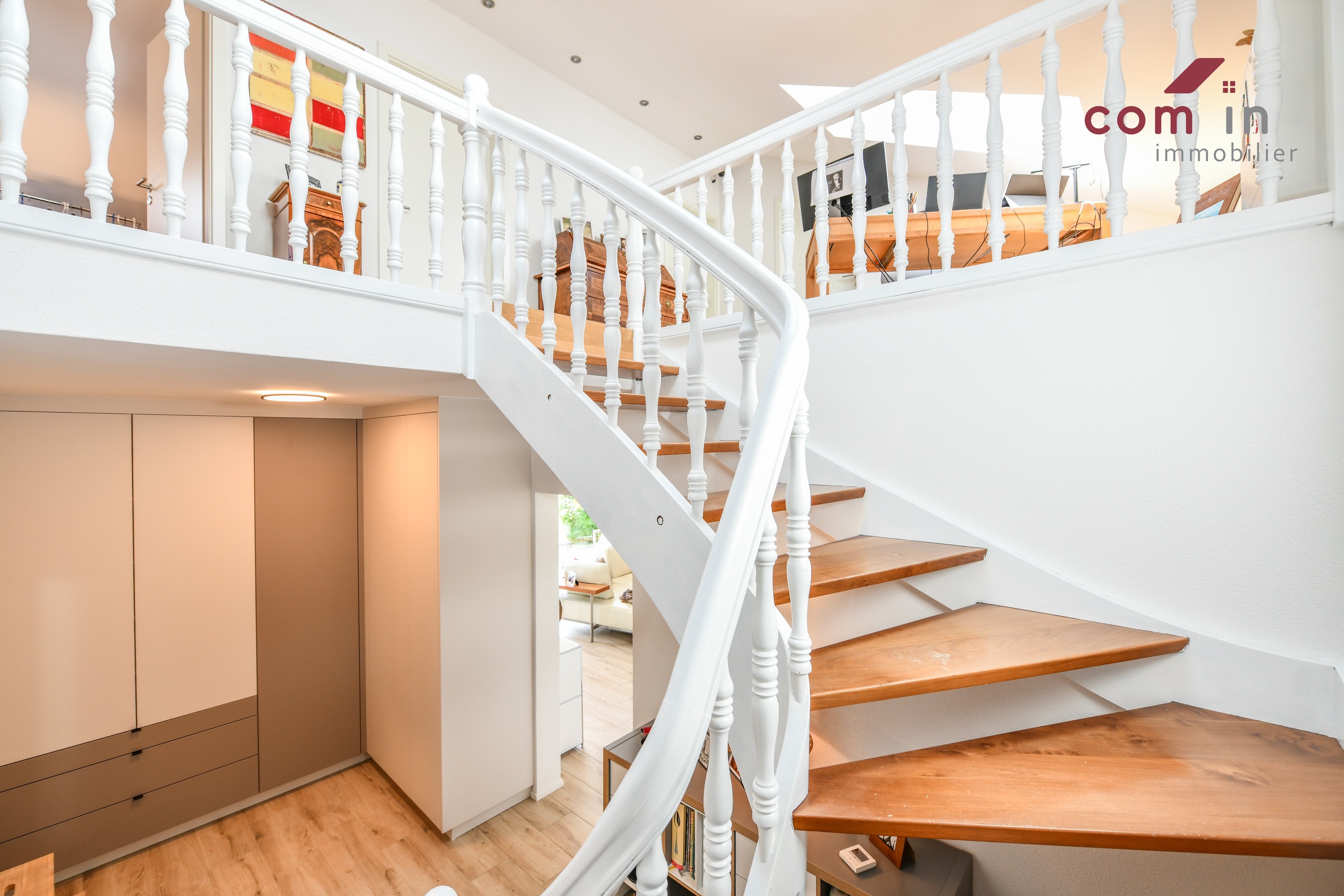 escaliers d'origine en bois reliant les deux niveaux du duplex