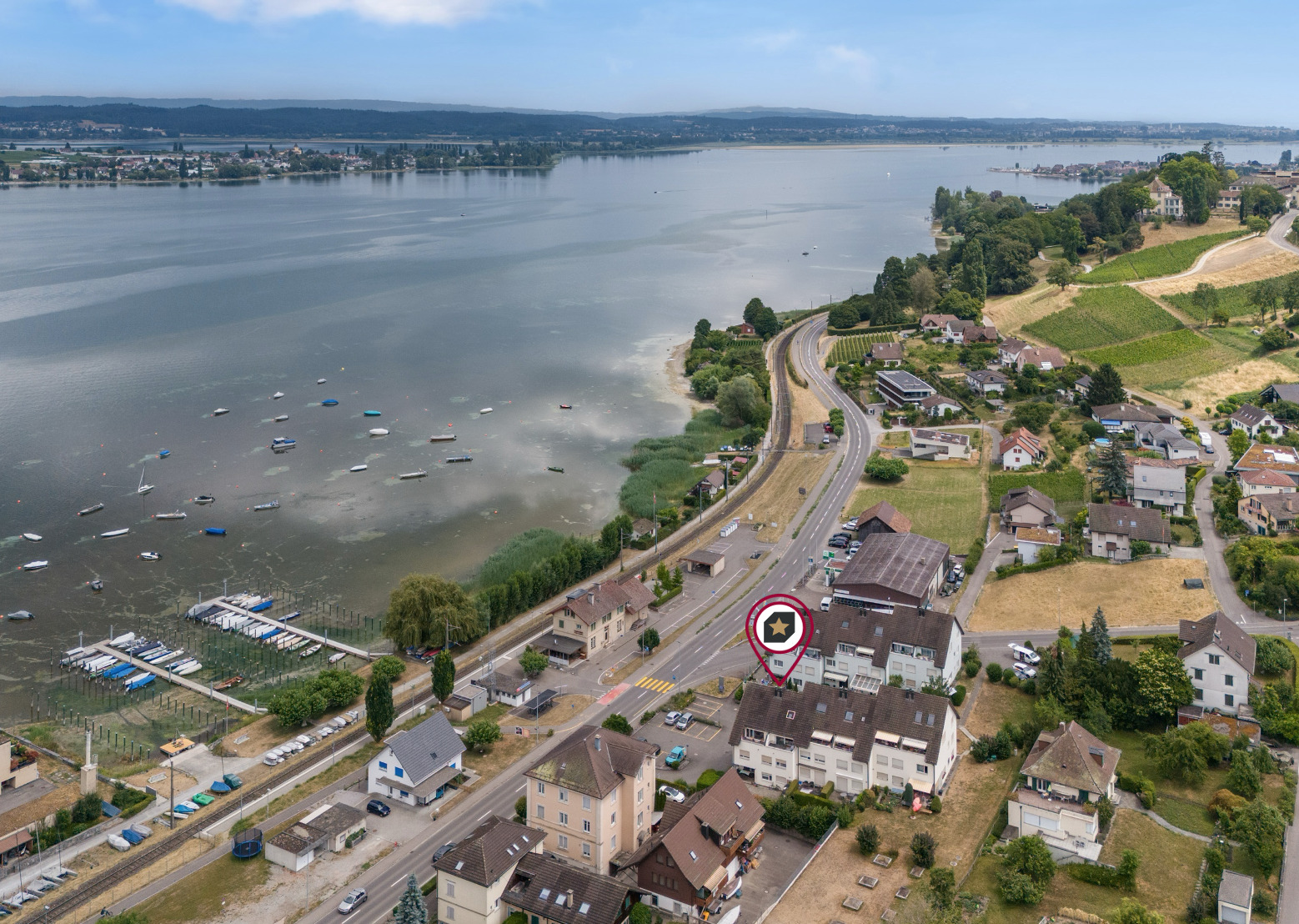 Ein Zuhause für Menschen mit hohen Ansprüchen, die grosszügiges Wohnen, hochwertige Ausstattung und die unmittelbare Nähe zum See zu schätzen wissen. Hier verbinden sich Erholung, Natur und exklusiver Wohnkomfort zu einem ganz besonderen Lebensgefühl. Ein Zuhause für Menschen mit hohen Ansprüchen, die grosszügiges Wohnen, hochwertige Ausstattung und die unmittelbare Nähe zum See zu schätzen wissen. Hier verbinden sich Erholung, Natur und exklusiver Wohnkomfort zu einem ganz besonderen Lebensgefühl.