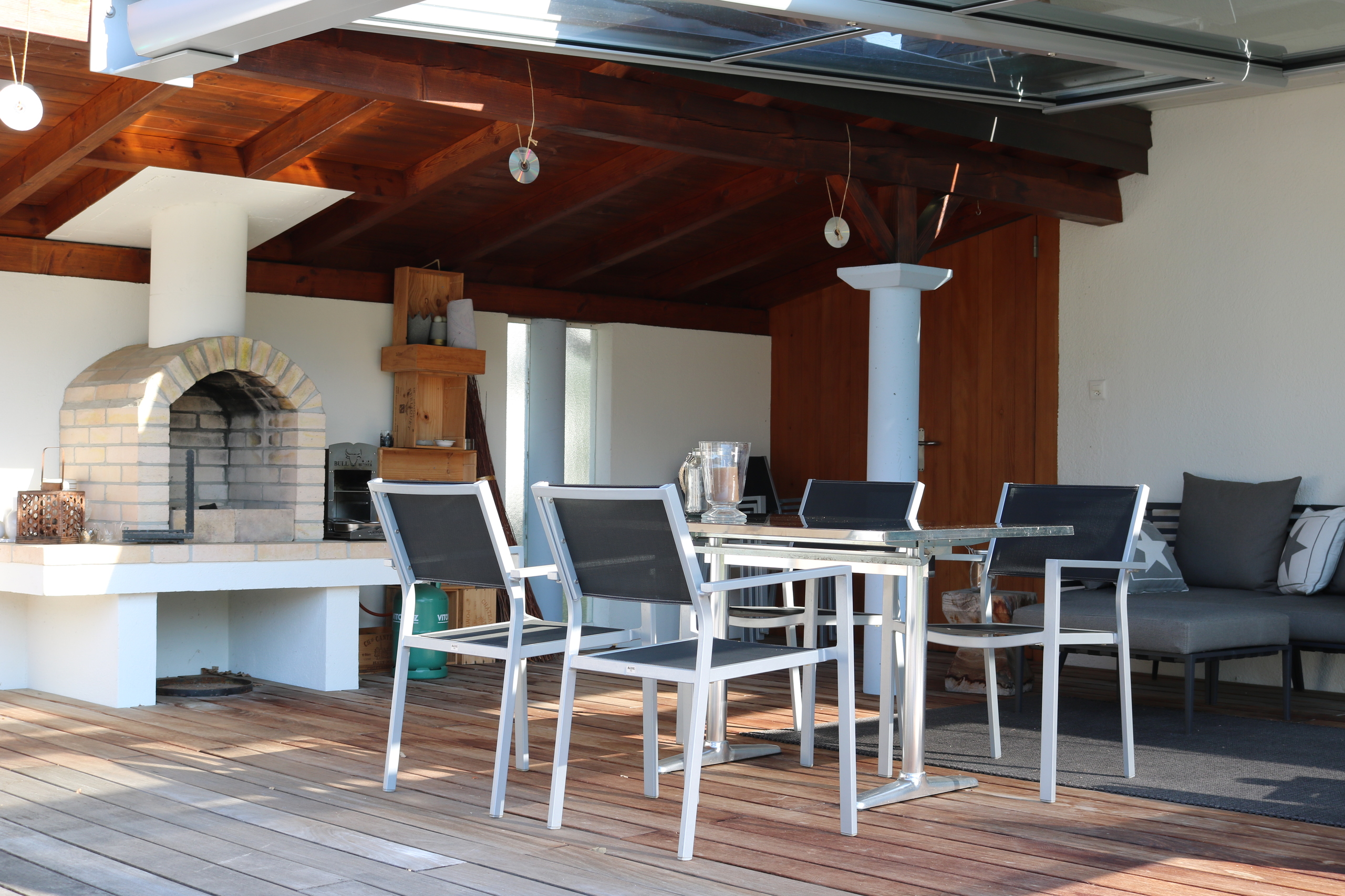 Gedeckter Sitzplatz mit Aussenchemniée