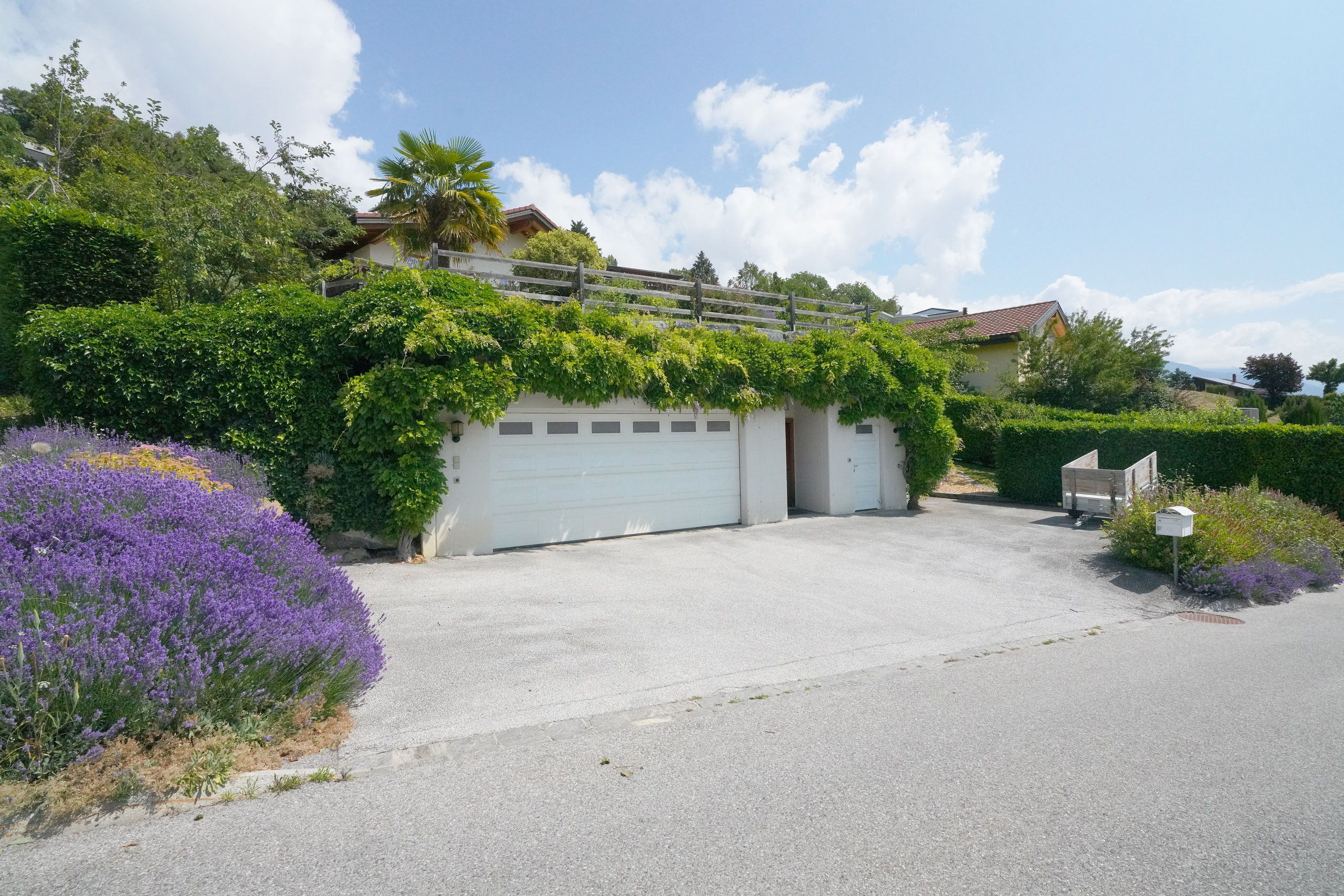 Vue extérieure - Accès villa - Places de parc extérieures & garage double