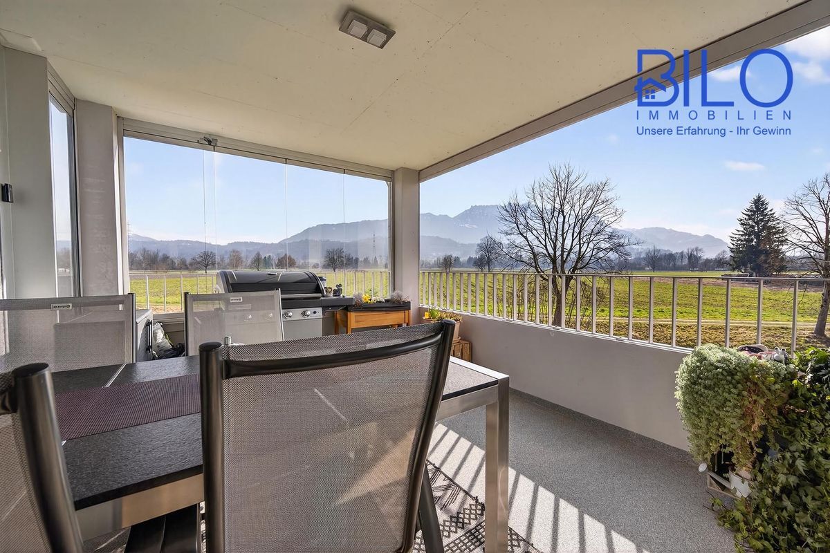 Grosser überdachter Balkon und freiem Blick auf die Landschaft. Grosser überdachter Balkon und freiem Blick auf die Landschaft.