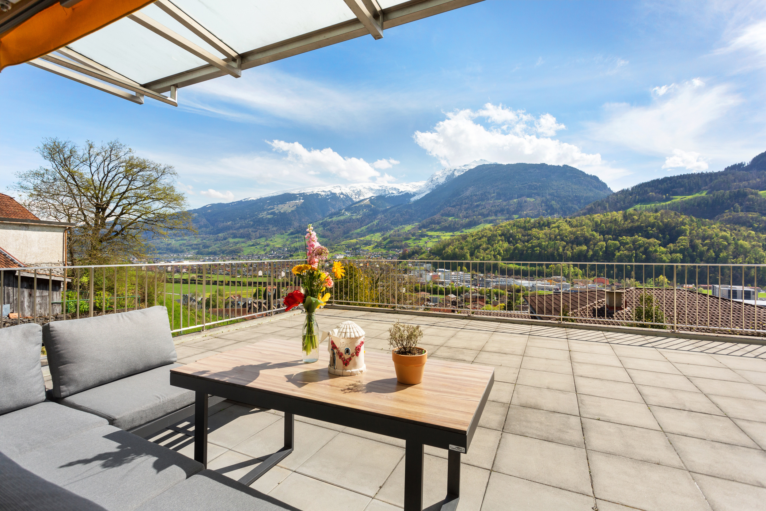 Lichtdurchflutete Terrassenwohnung mit atemberaubender Weitsicht.