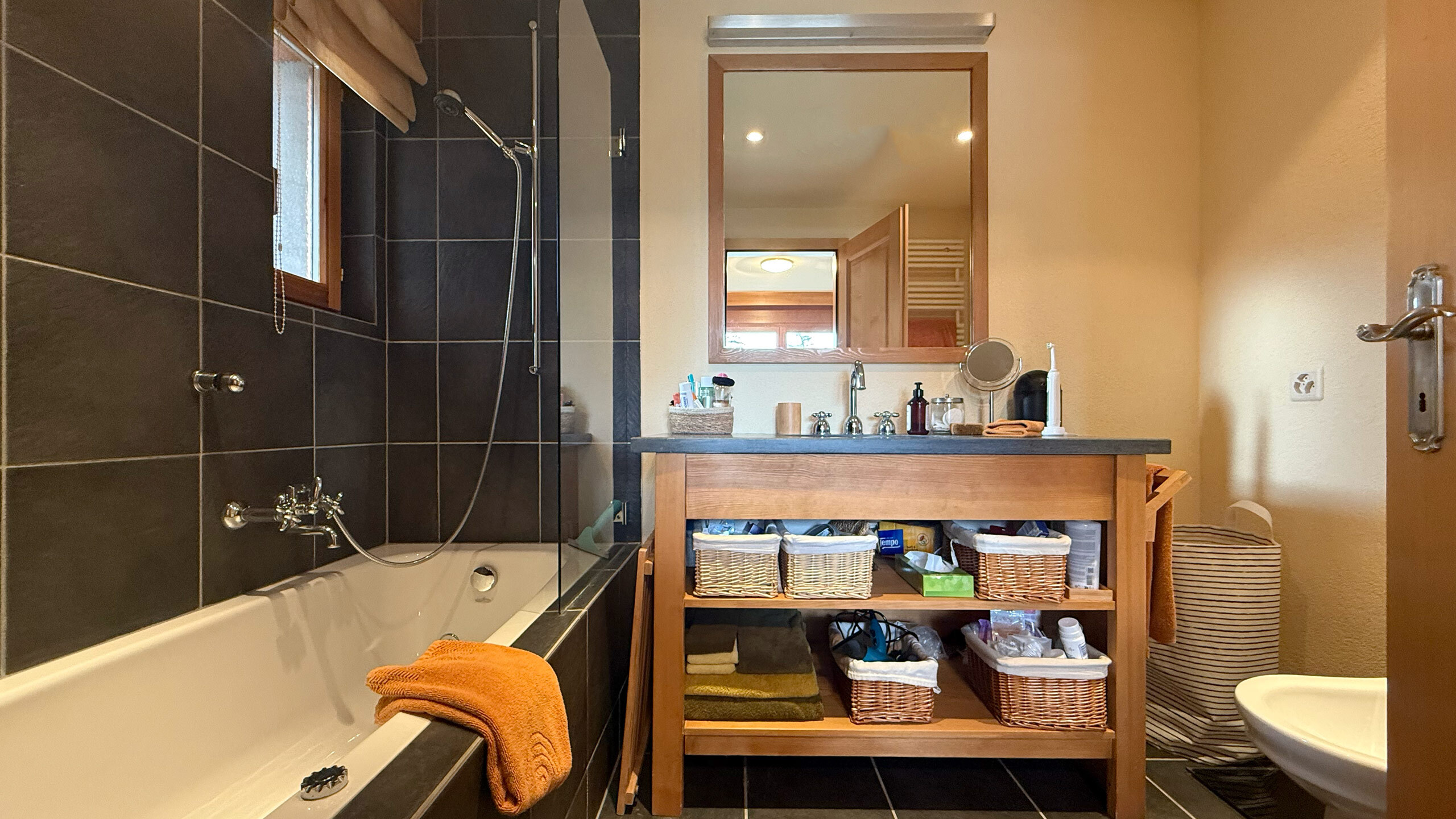 Salle de bain privative de la chambre principale avec WC et lavabo