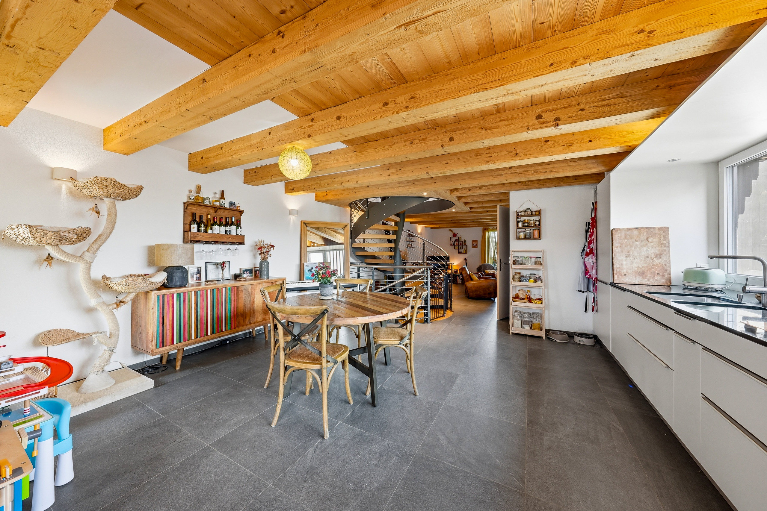 Interior view 4
