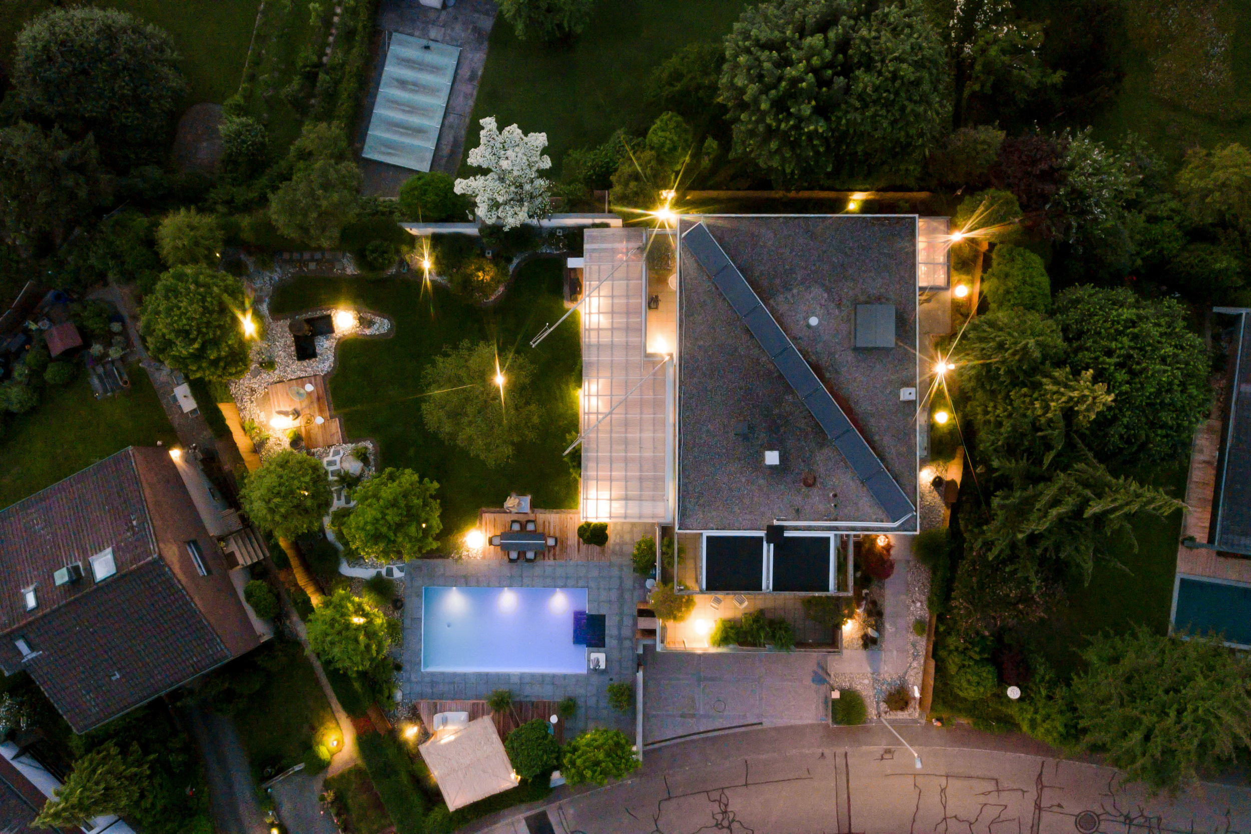 Exklusive Innen- und Aussenbeleuchtung.