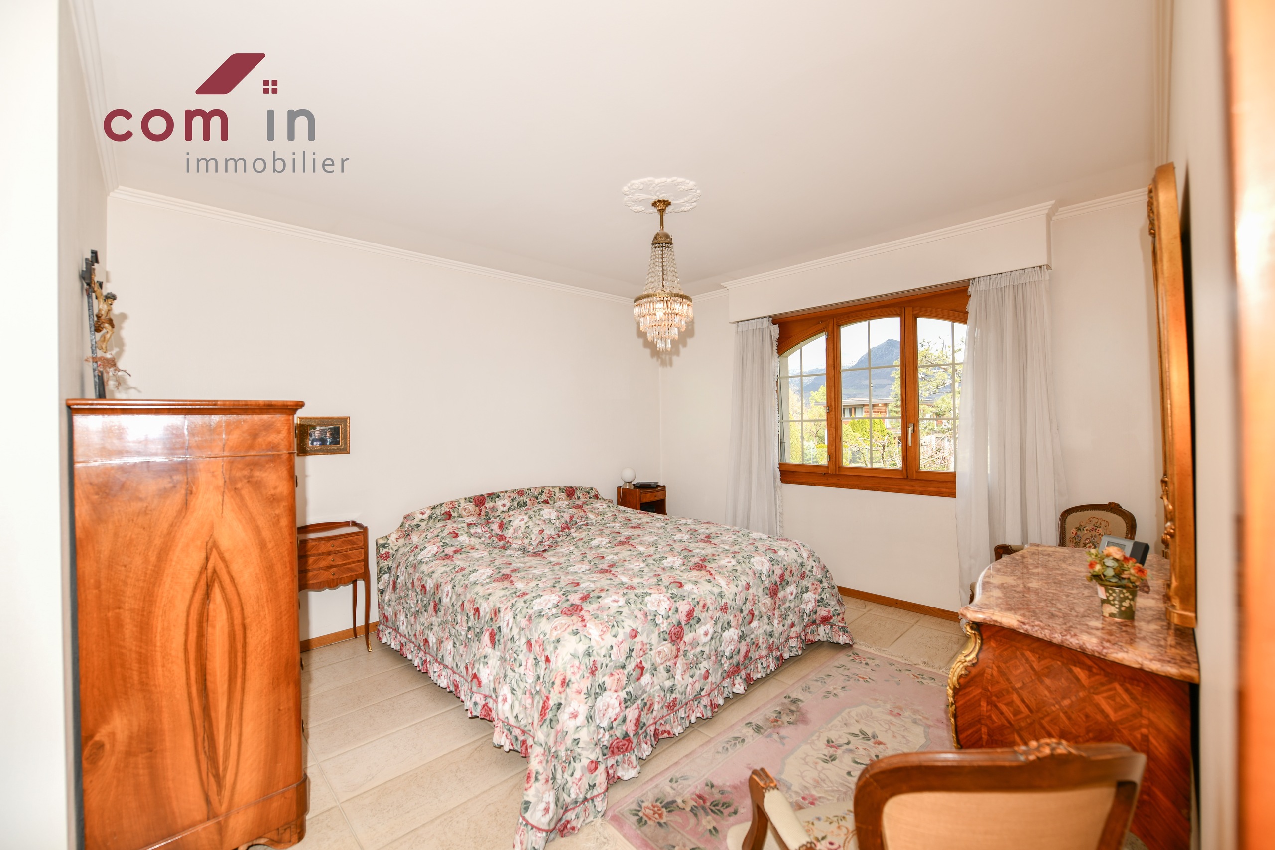 la chambre parents est à plein pied avec sa salle de bain privative