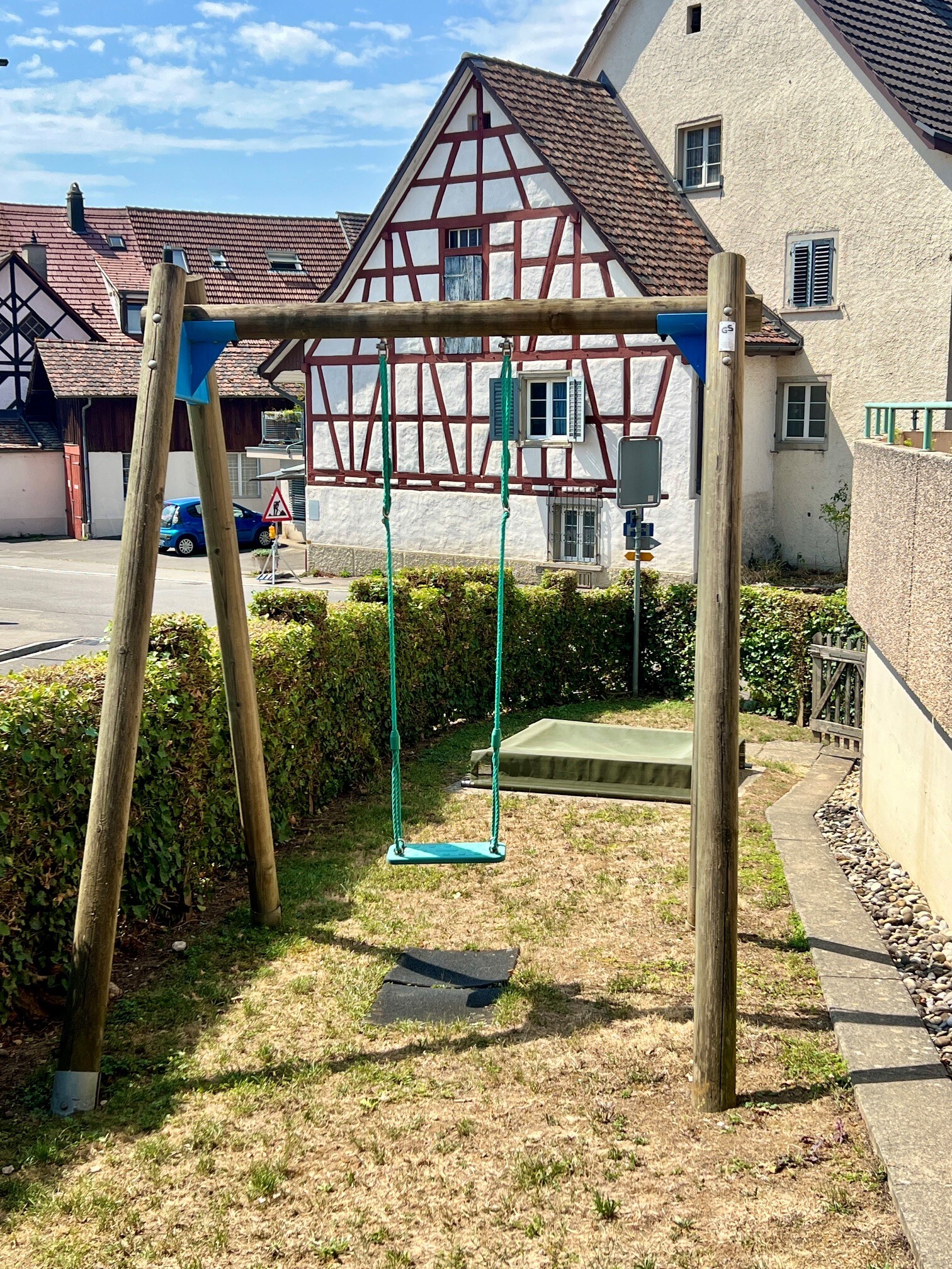 zusätzlich zum privaten Garten - gemeinschaftlicher Spielplatz mit Schaukel und Sandkasten 