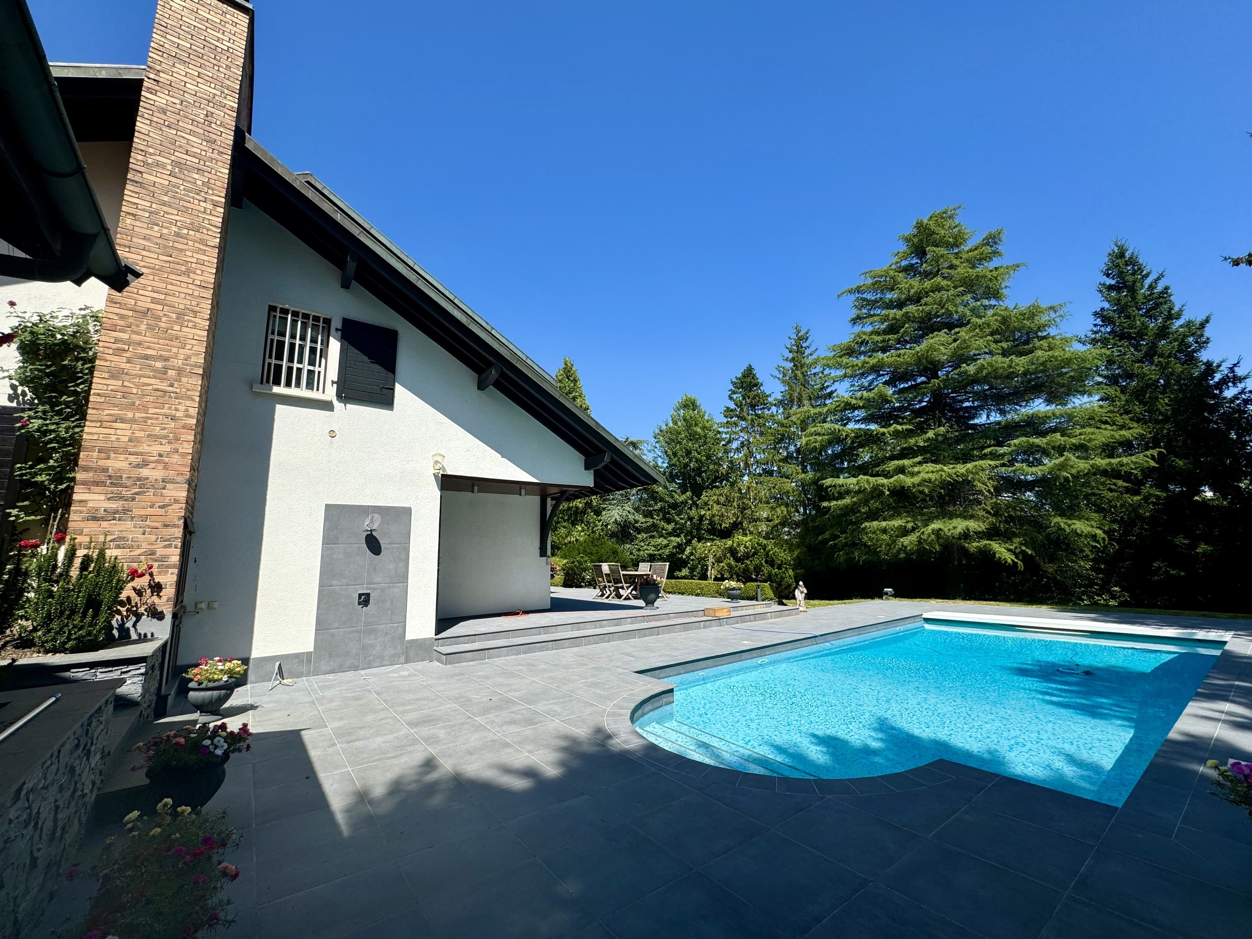 Exterior view 4