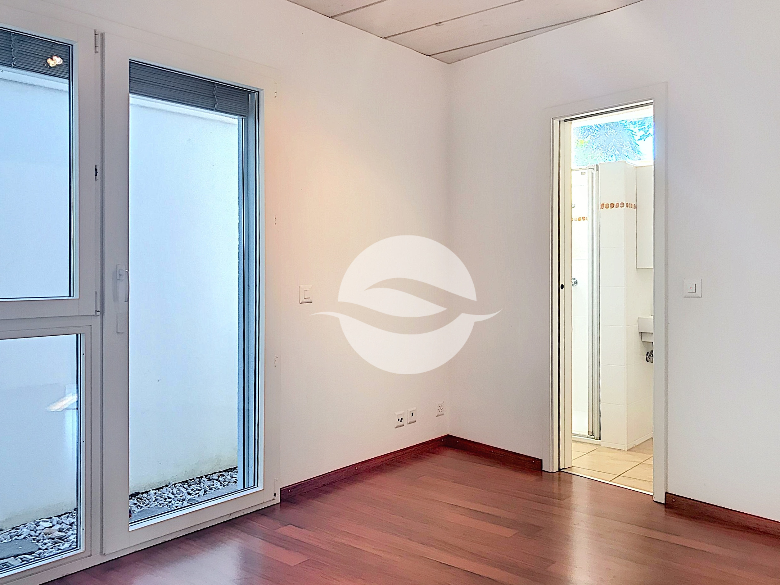 Chambre à coucher avec salle de douche privée