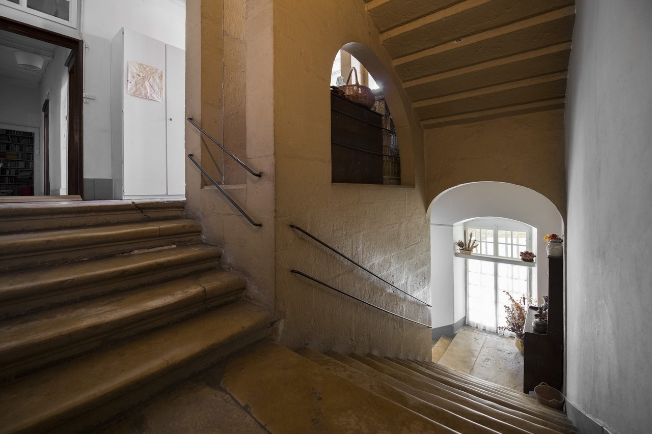 La cage d'escalier en pierres anciennes La cage d'escalier en pierres anciennes