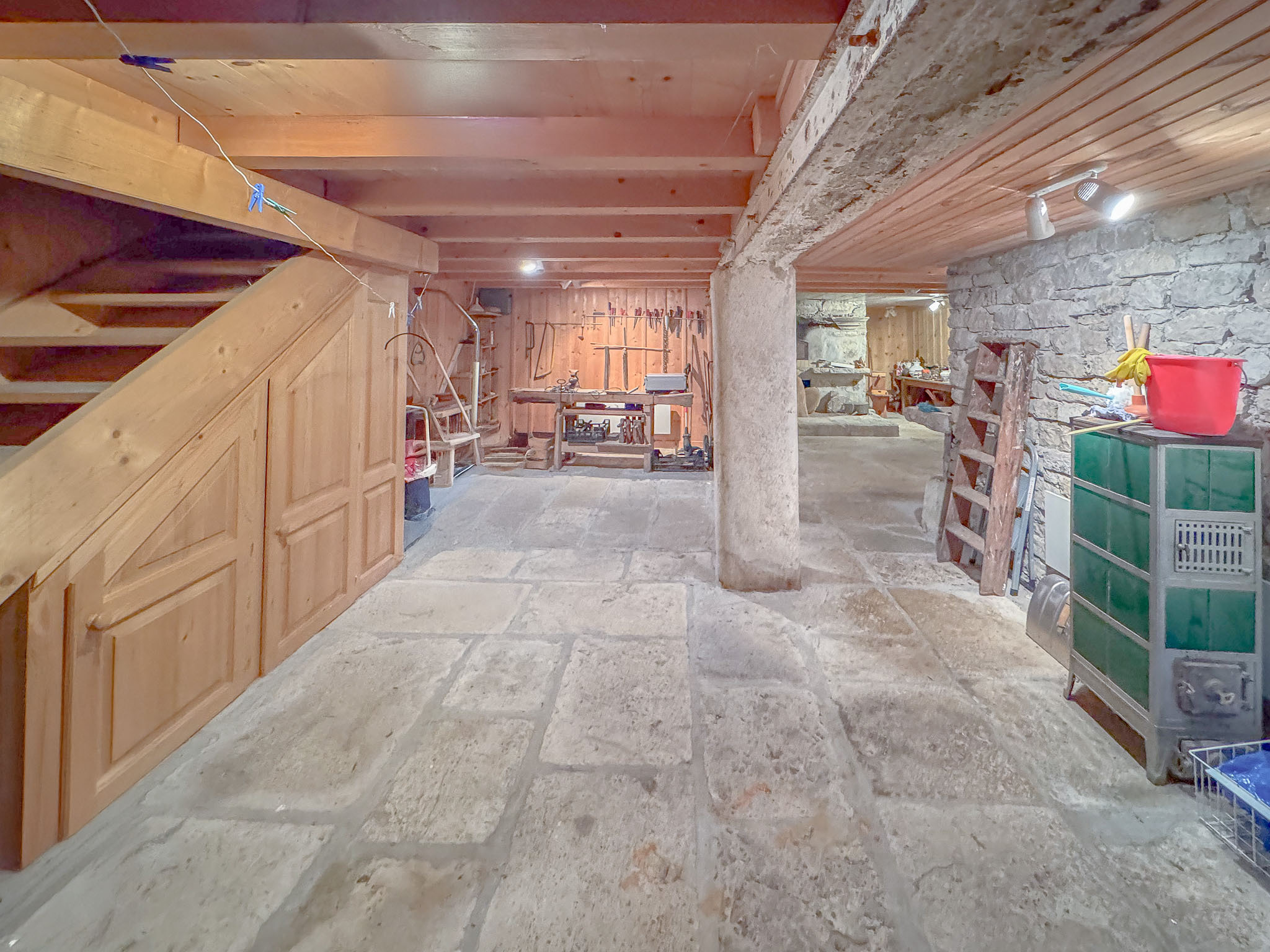 Grande cave avec ancien four à pain au rez Grande cave avec ancien four à pain au rez