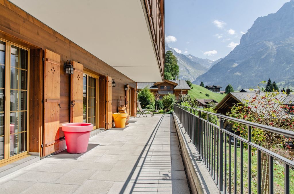 Grosse Terrasse mit Blick auf die Berge