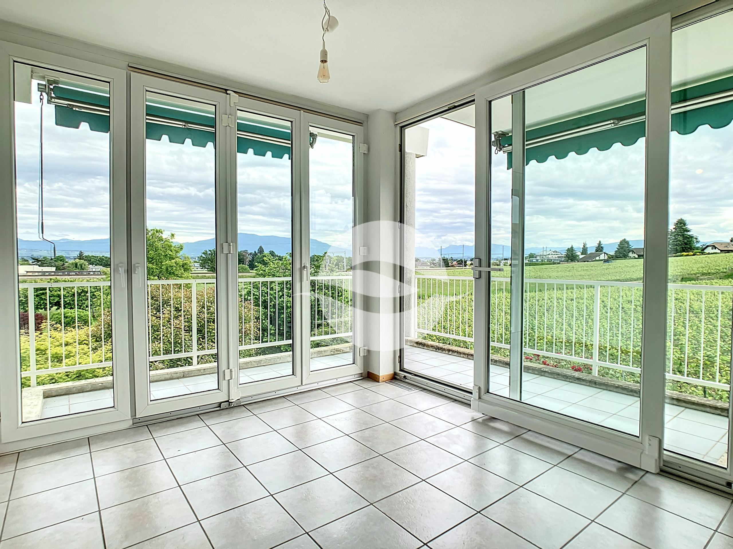Pièce de vie avec accès au balcon