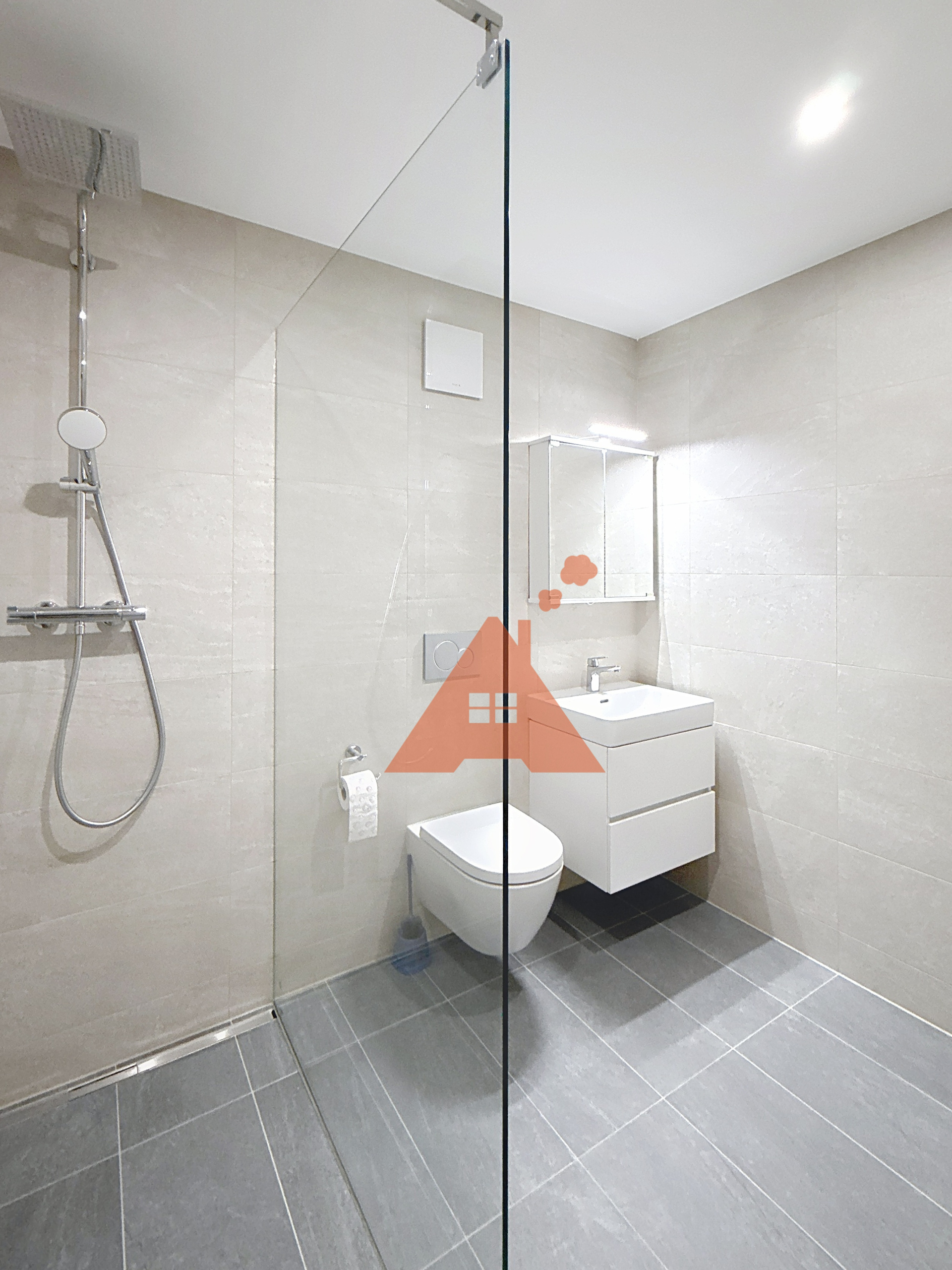 une salle de bains moderne avec toilettes, lavabo et douche une salle de bains moderne avec toilettes, lavabo et douche