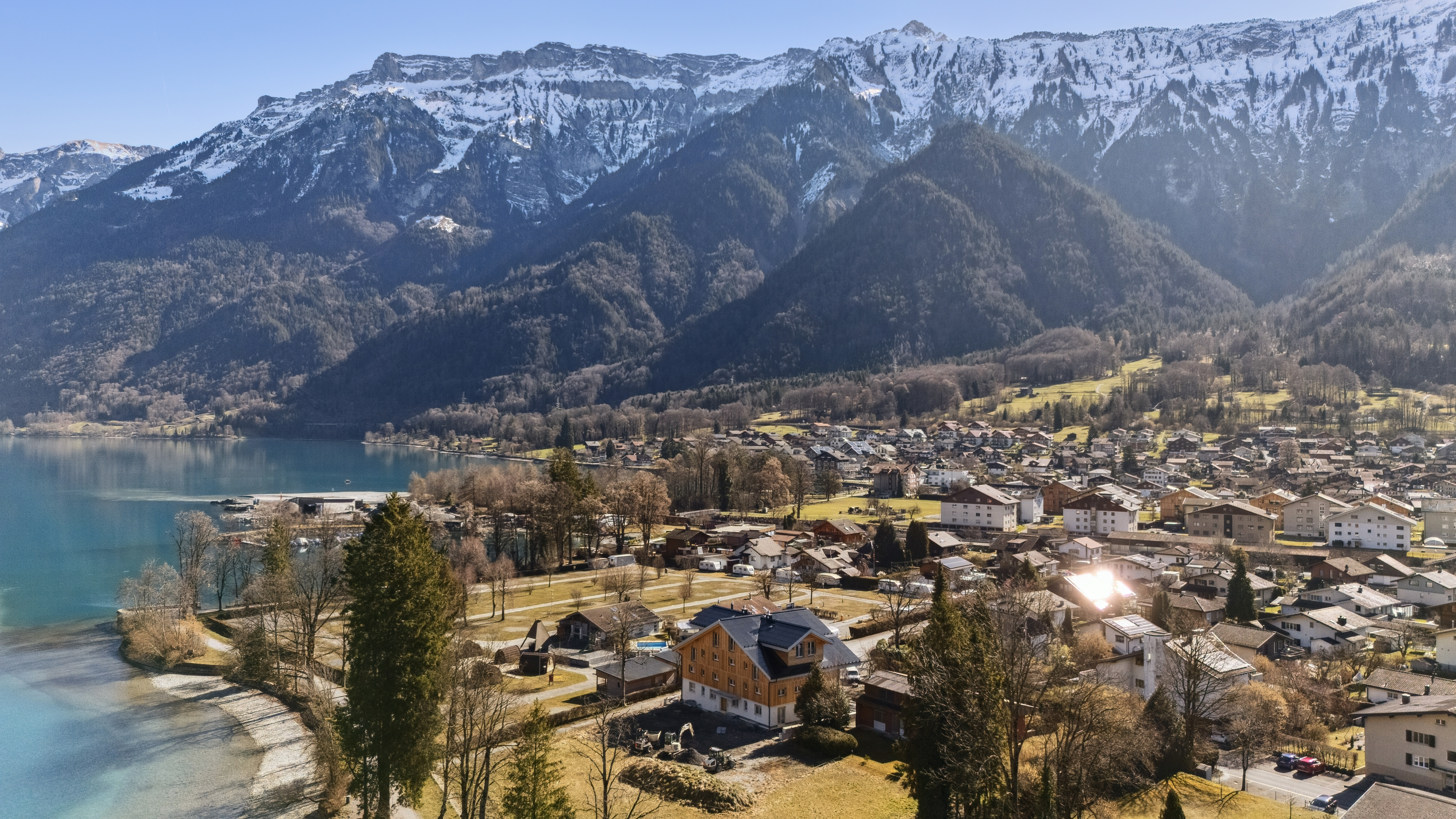 La propriété par étage au bord du lac de Brinez