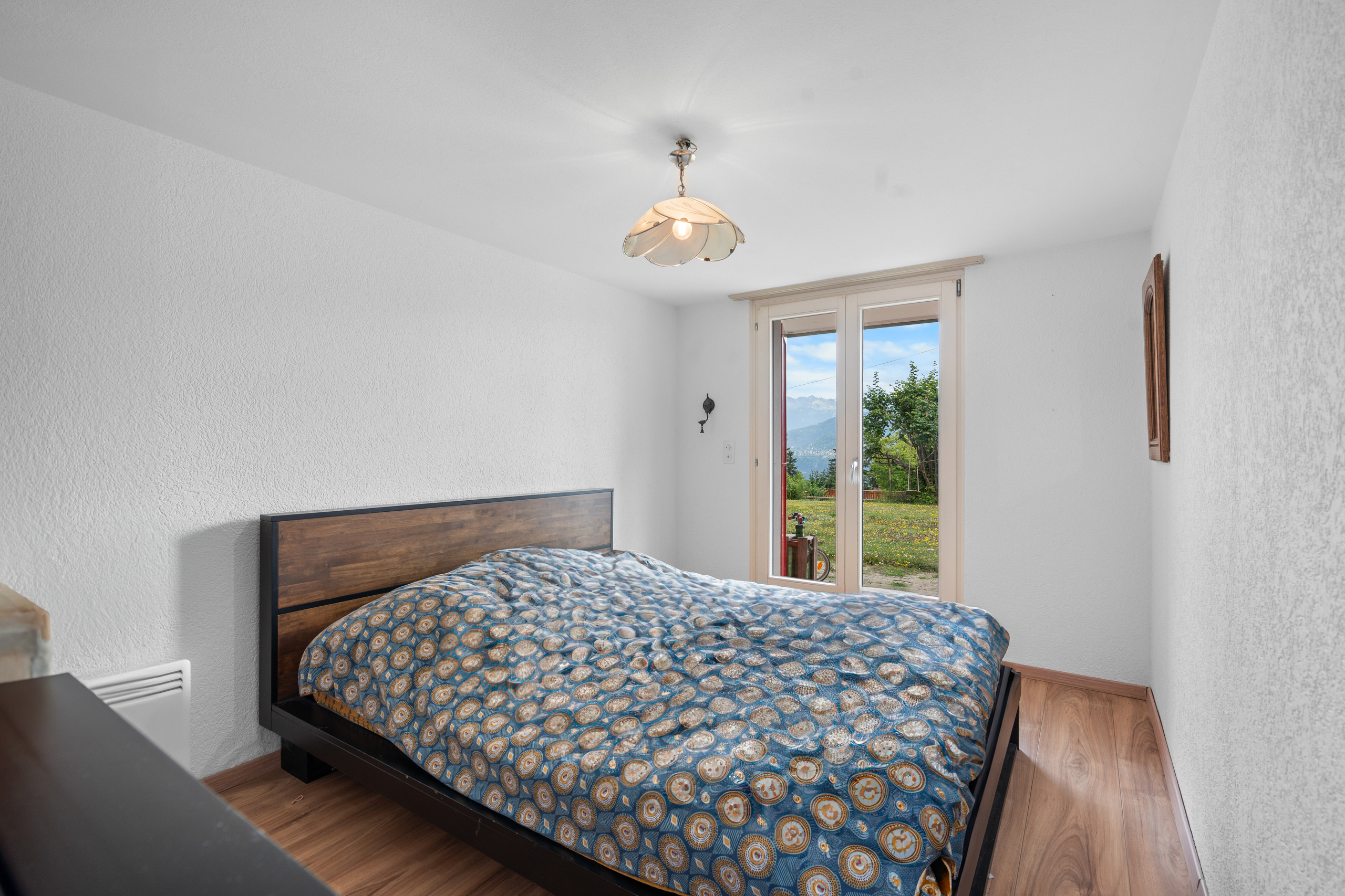 une chambre dans une maison blanche avec une grande fenêtre et une grande porte une chambre dans une maison blanche avec une grande fenêtre et une grande porte
