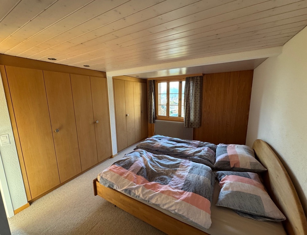 Schlafzimmer mit Einbauschränken im OG