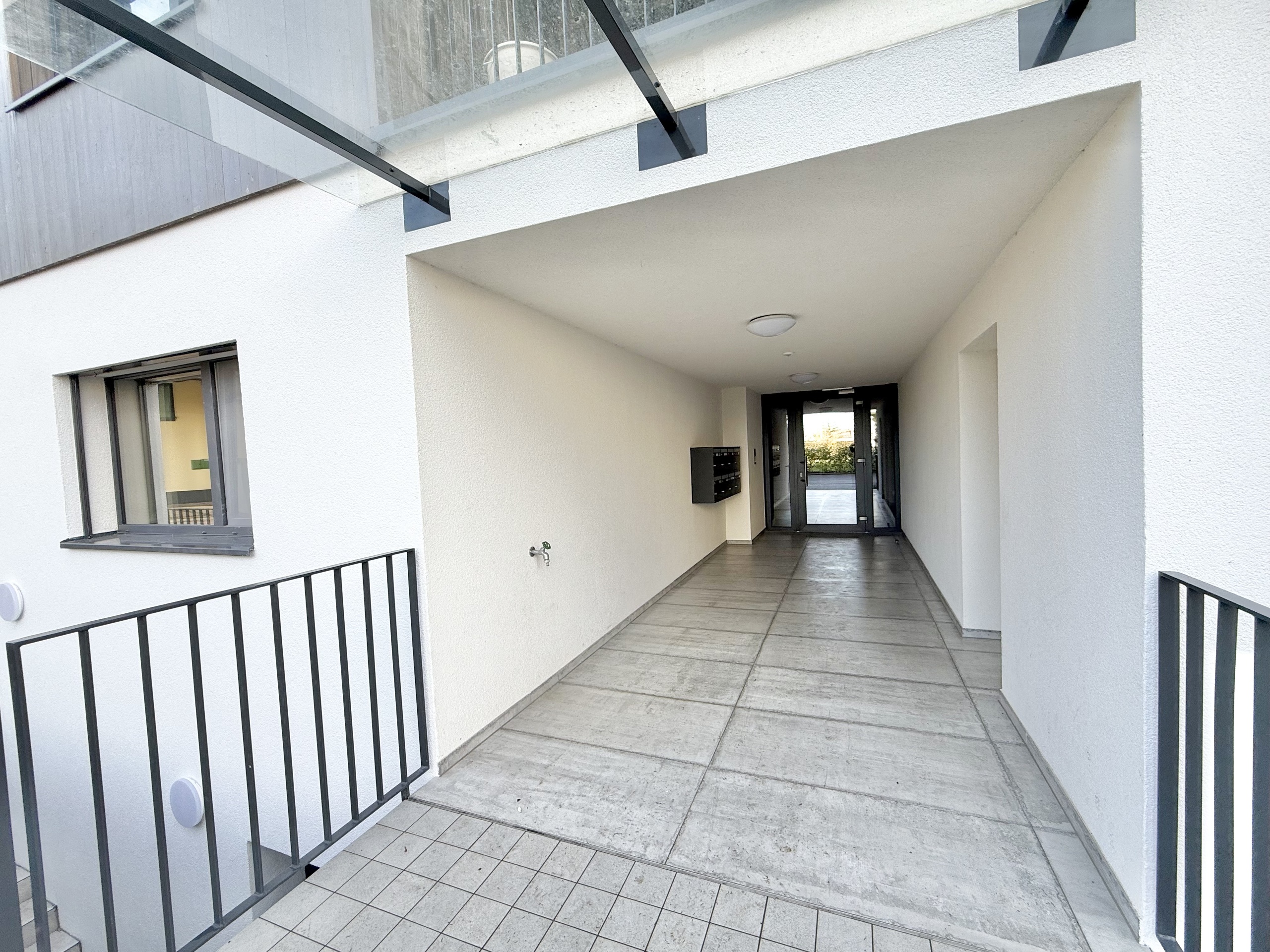 entrée de la PPE avec local à vélos entrée de la PPE avec local à vélos