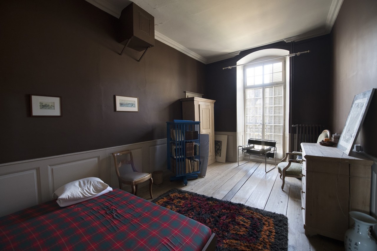 Chambre d'env. 15 m2 au 1er étage côté cour Chambre d'env. 15 m2 au 1er étage côté cour