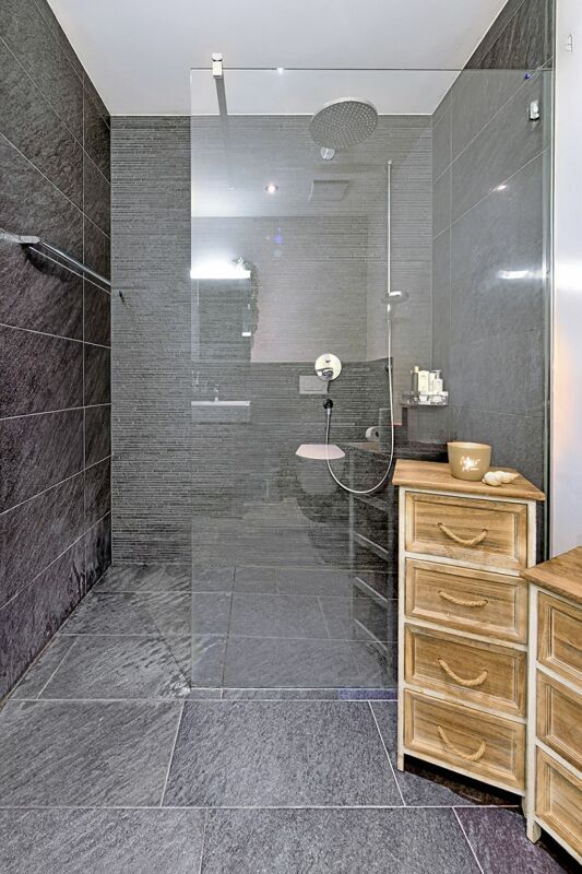 WC und Lavabo... sowie Walk-in Dusche im zweiten Bad