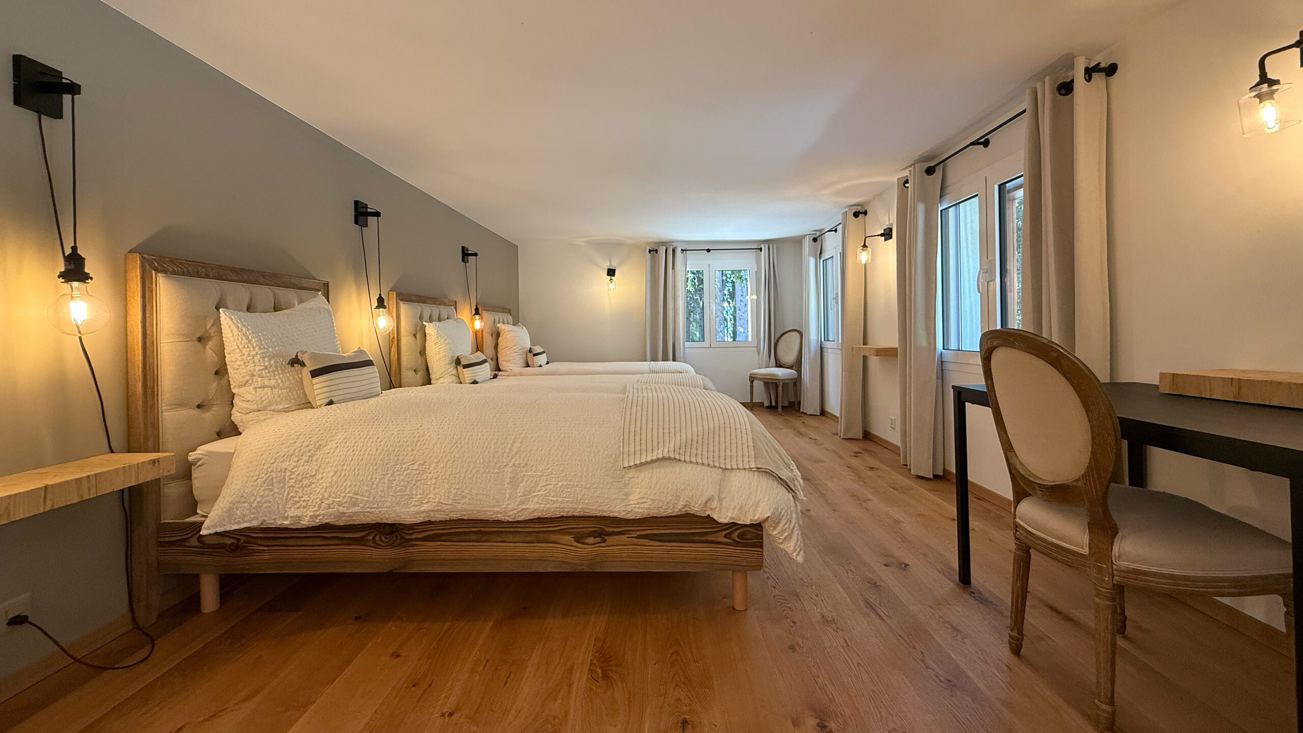 Bedroom 5 (3 single beds - Lower level - View 1)