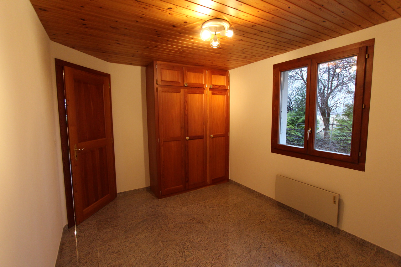 Chambre 3 avec armoires encastrées