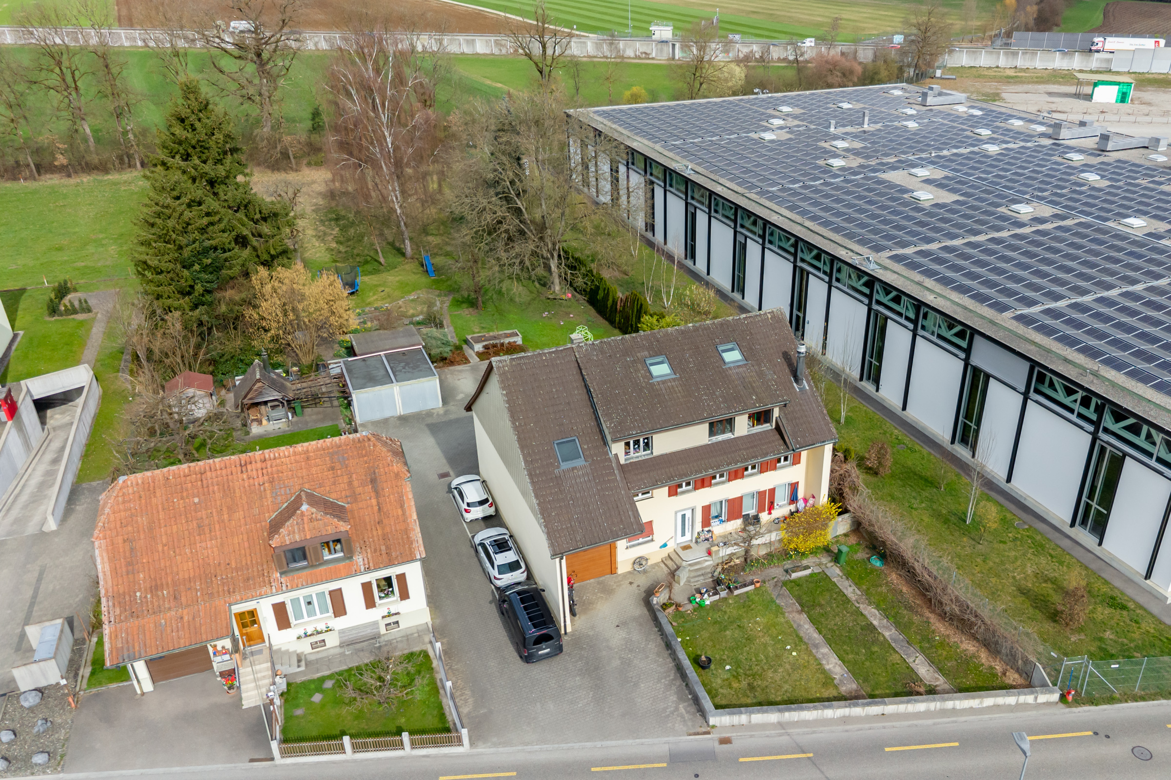 Zufahrt und Parkplätze Zufahrt und Parkplätze