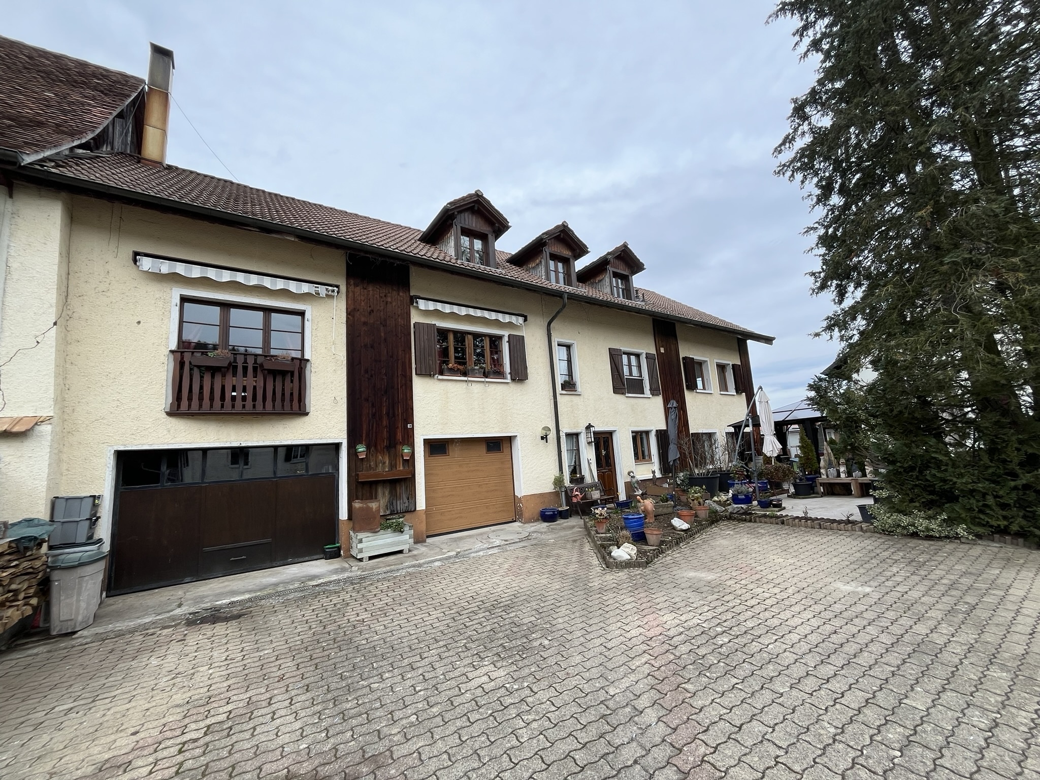 Avant du bâtiment. Avant du bâtiment.