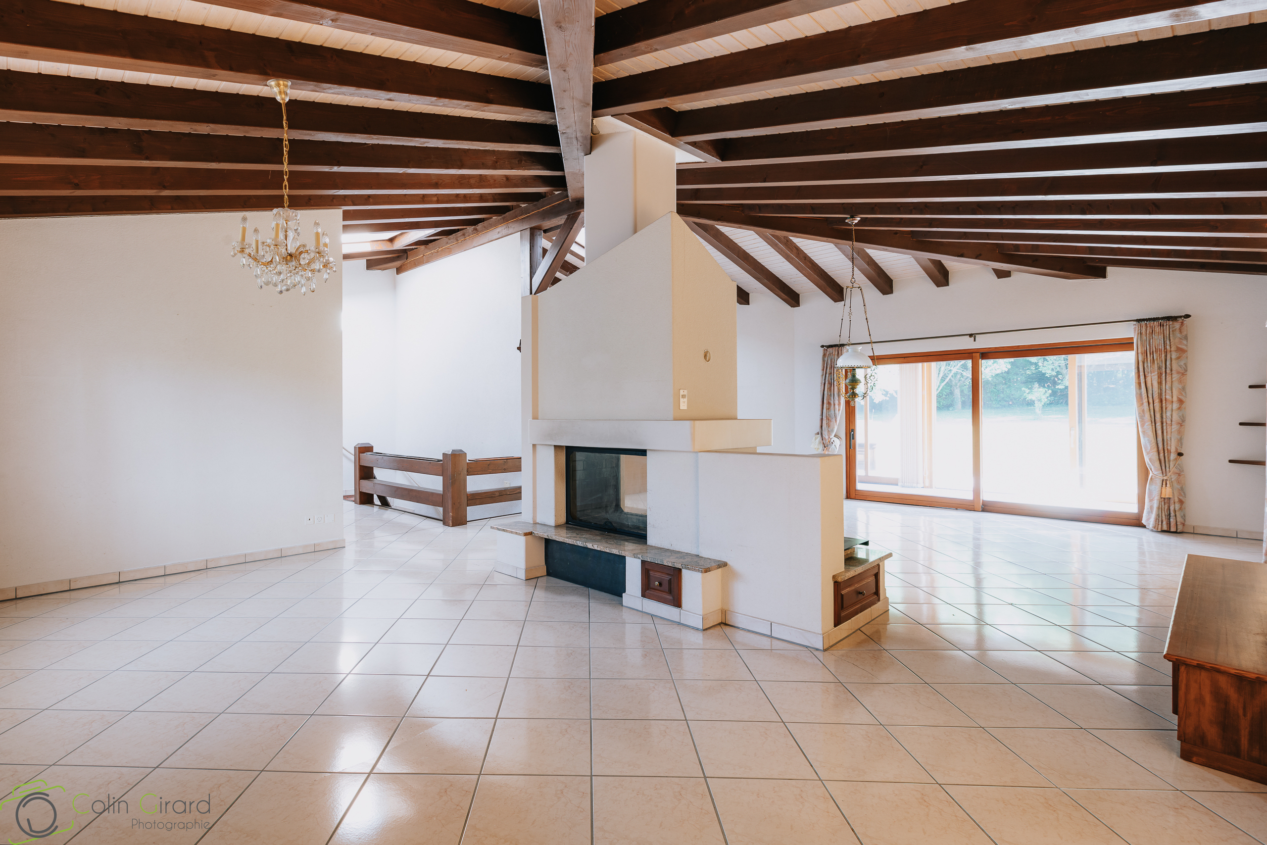 Salon, salle à manger avec cheminée.