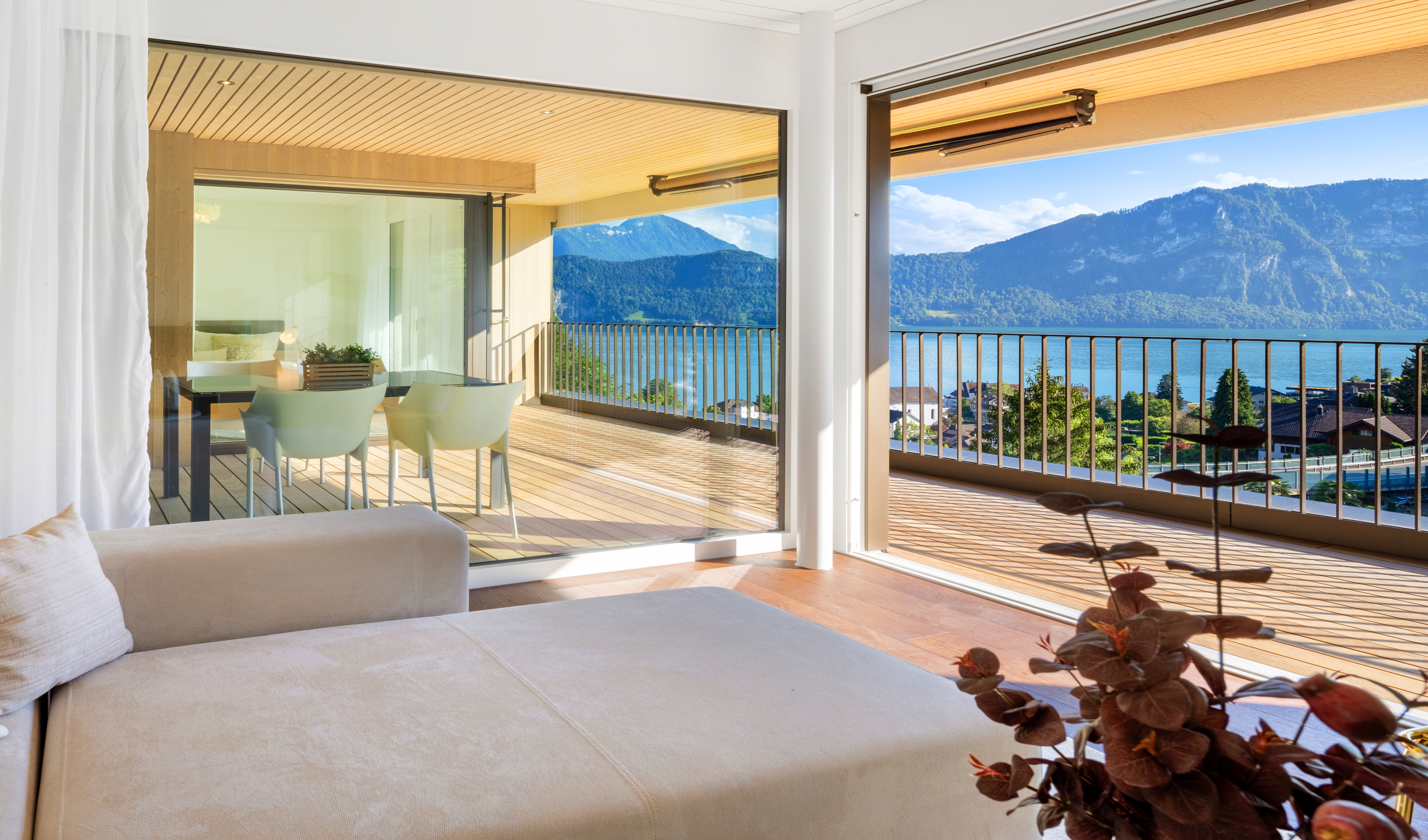 Das Wohnzimmer mit unverbaubarem Blick auf den Vierwaldstättersee 