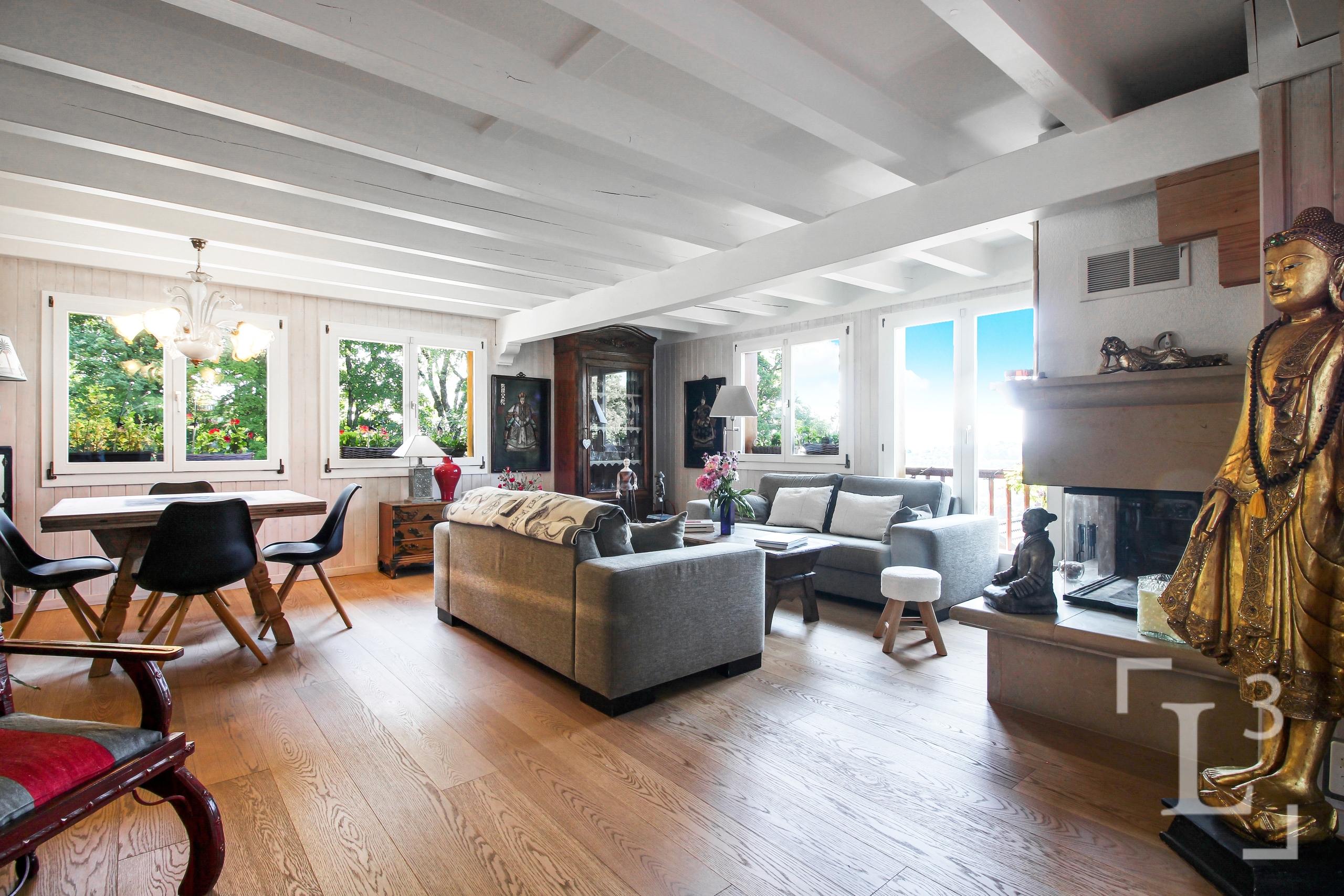 Séjour/salle à manger avec cheminée
