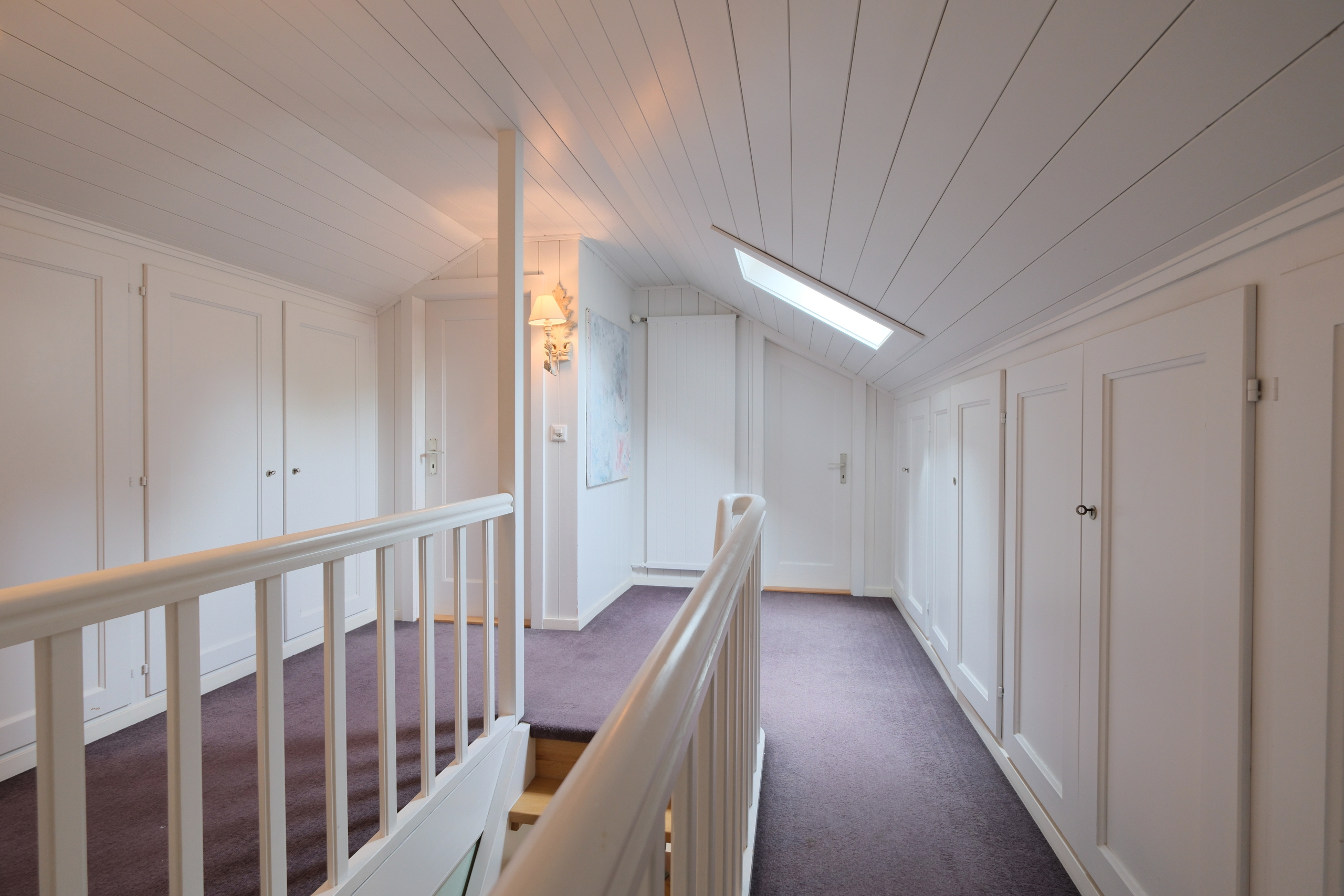 Dachbereich mit vielen Einbauschränken