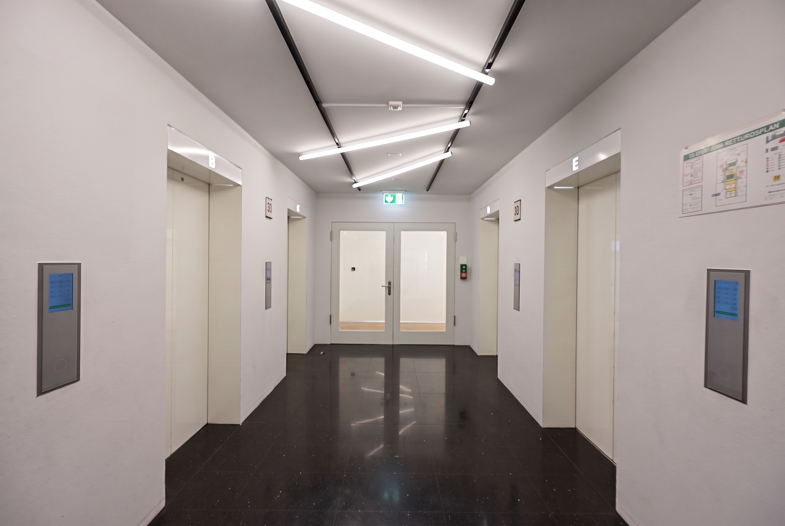 VORPLATZ ZUM BÜRO MIT LIFTANLAGEN VORPLATZ ZUM BÜRO MIT LIFTANLAGEN