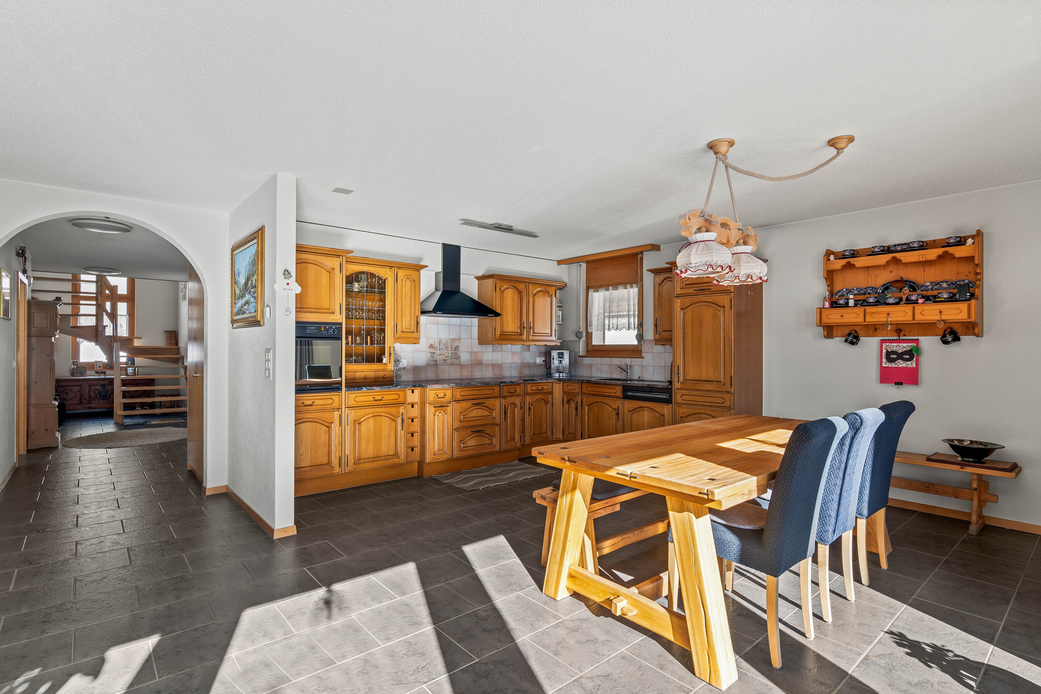 Dank der Südausrichtung und der unverbaubaren Lage werden die Räume den ganzen Tag über von natürlichem Licht durchflutet. Dank der Südausrichtung und der unverbaubaren Lage werden die Räume den ganzen Tag über von natürlichem Licht durchflutet.