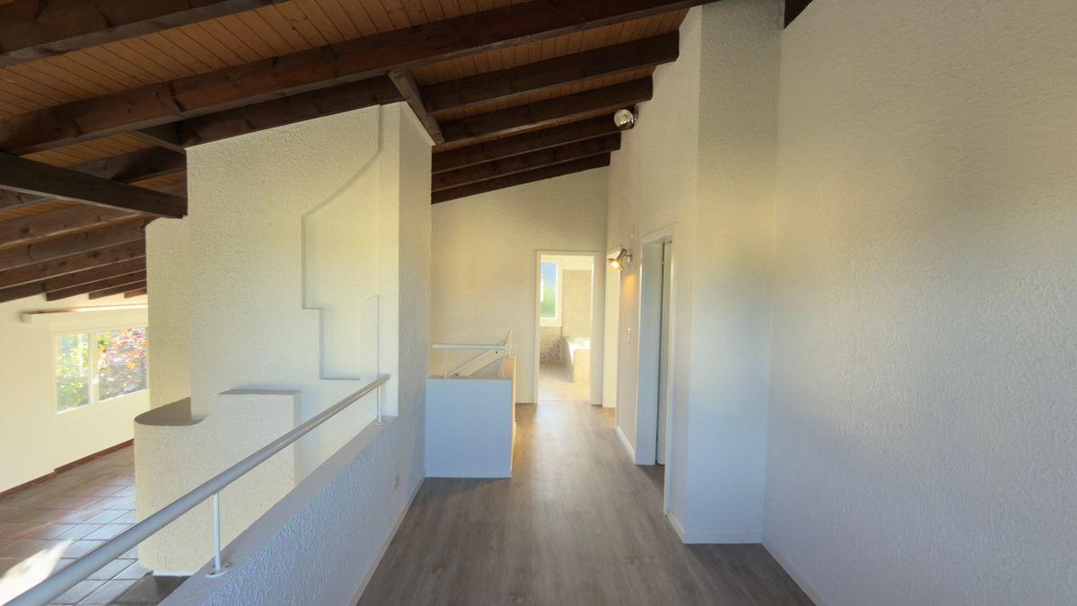 Helle Galerie mit Zugang zu zwei Schlafzimmern und einem Badezimmer. Helle Galerie mit Zugang zu zwei Schlafzimmern und einem Badezimmer.