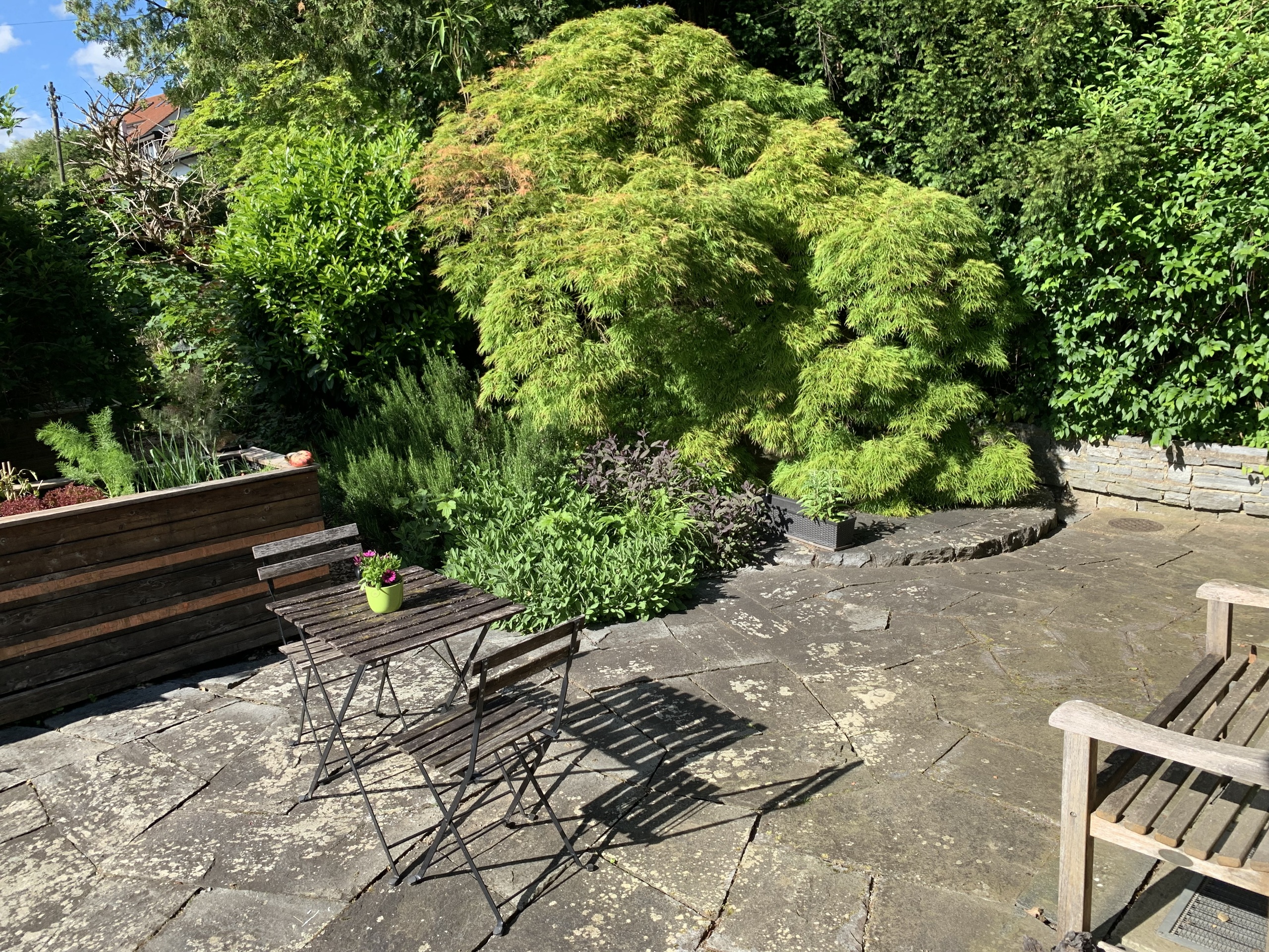 lauschiger Sitzplatz beim Hauseingang lauschiger Sitzplatz beim Hauseingang