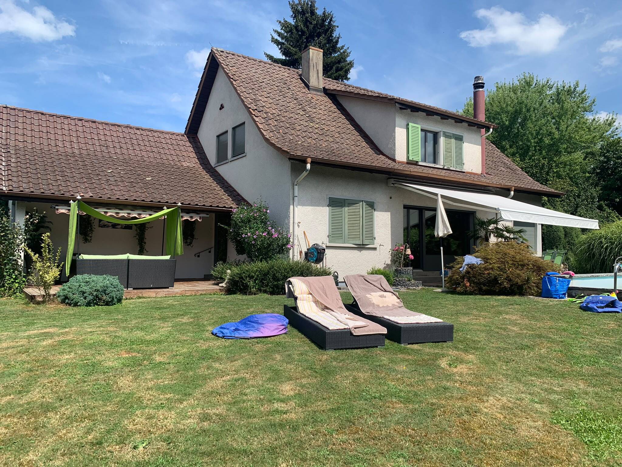 Ganzes Jahr Ferienstimmung: Haus und gedeckter Sitzplatz. Ganzes Jahr Ferienstimmung: Haus und gedeckter Sitzplatz.